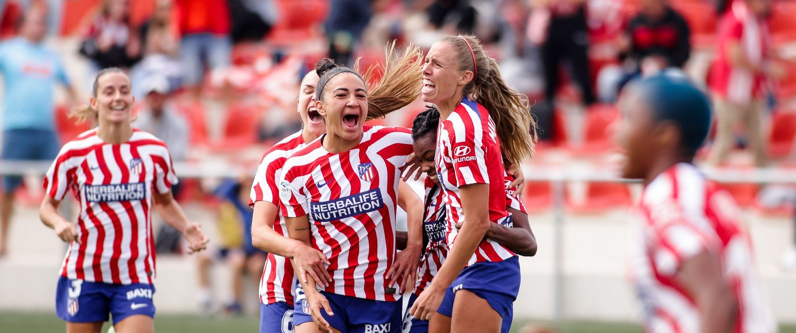 Wifi celebra un gol junto a sus compañeras.