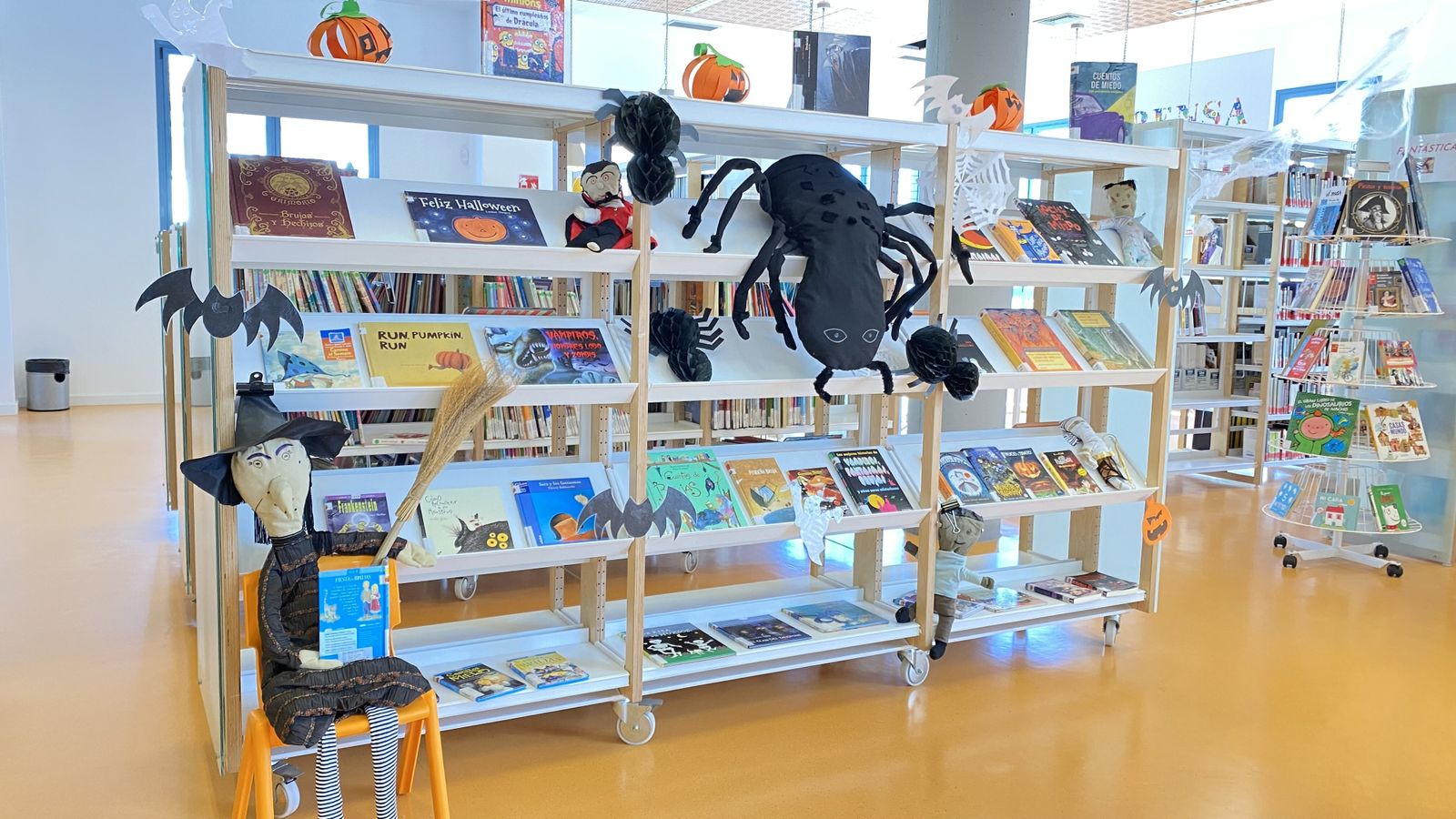 La biblioteca pública de Alhaurín de la Torre decorada para Halloween.