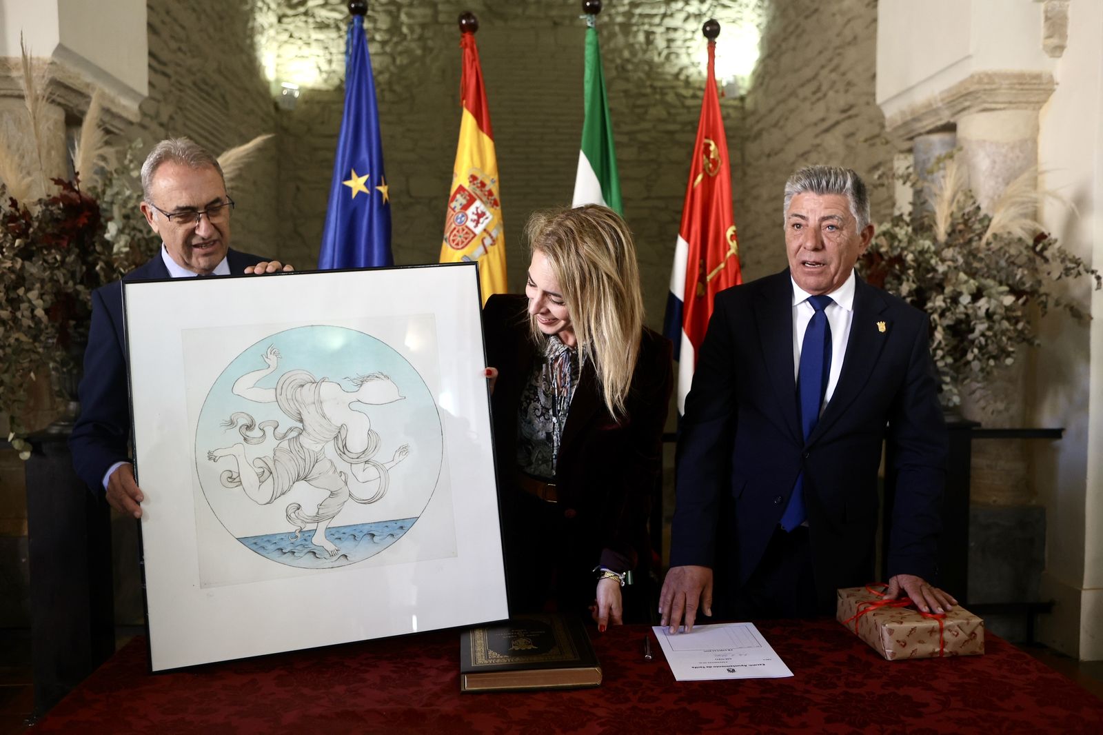 José Antonio Santos realiza un obsequio a la presidenta de la Diputación, Almudena Martínez.