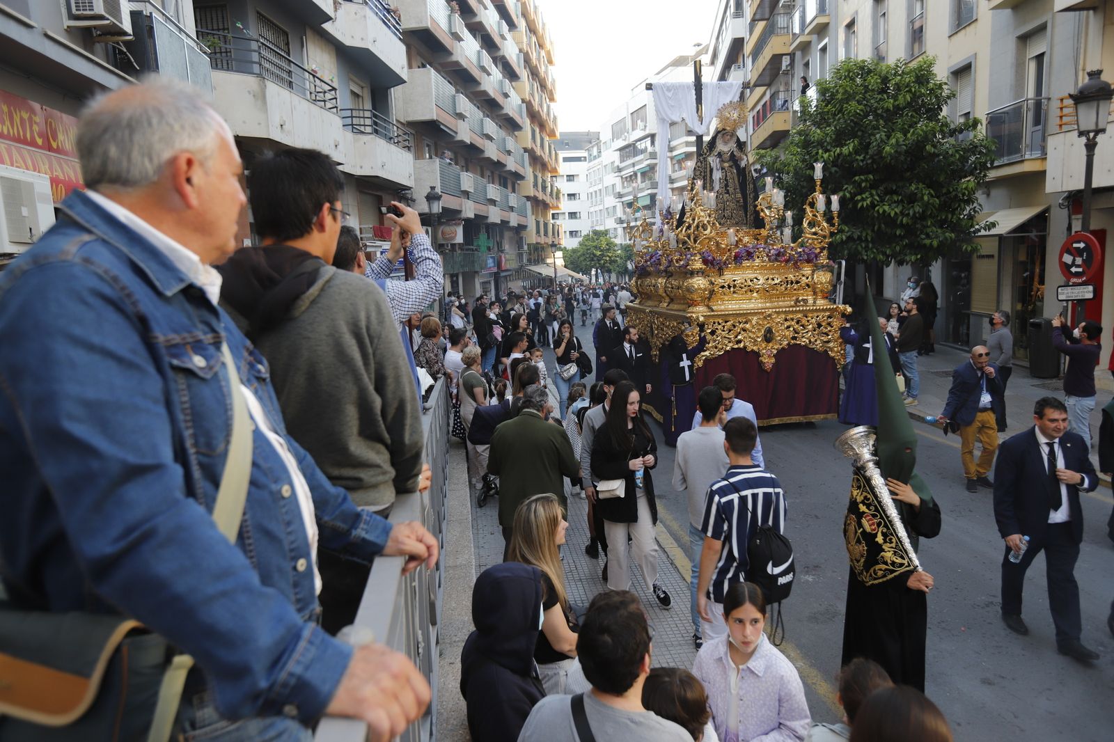 La Hermandad de la Soledad recorre las calles de Huelva en el Viernes Santo