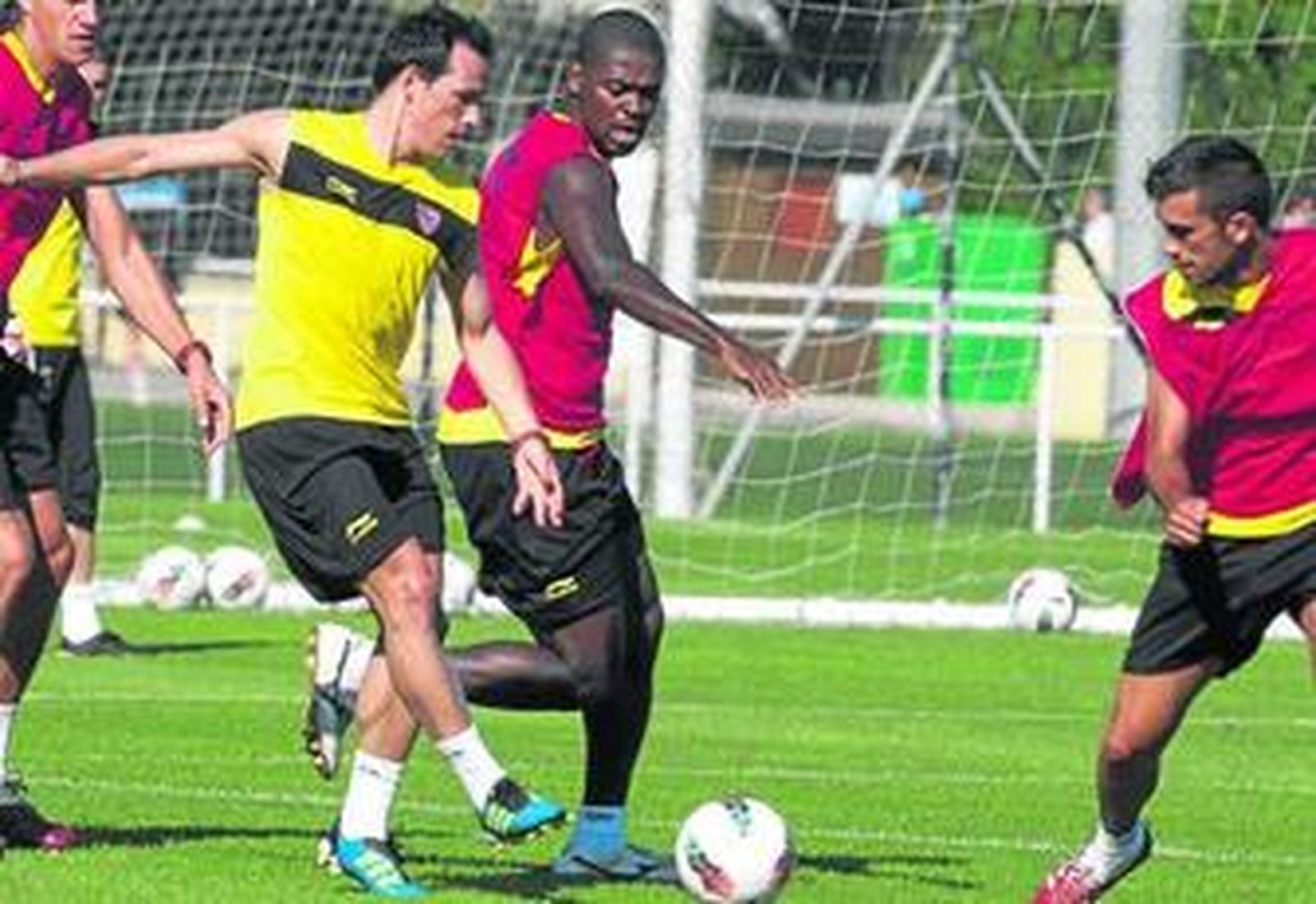 Trochowski intenta un pase ante la presión de Romaric y Salva durante un entrenamiento en Costa Ballena.