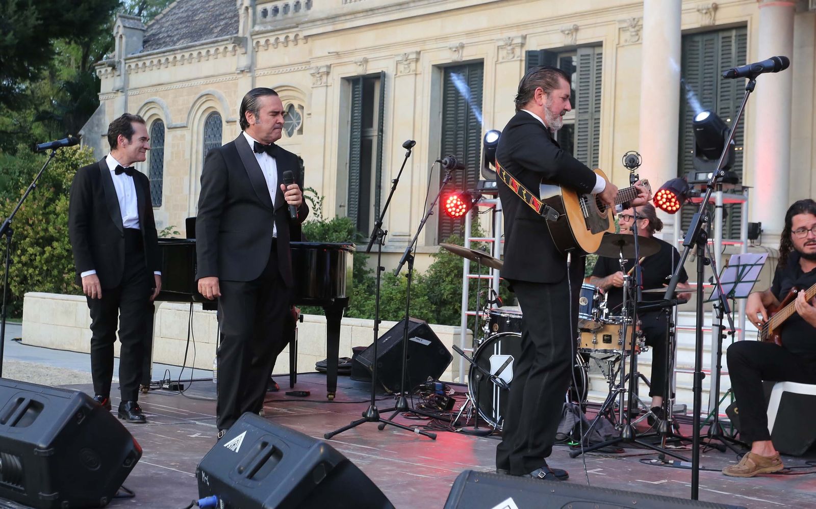 Concierto de A Dos Velas en la Real Escuela del Arte Ecuestre