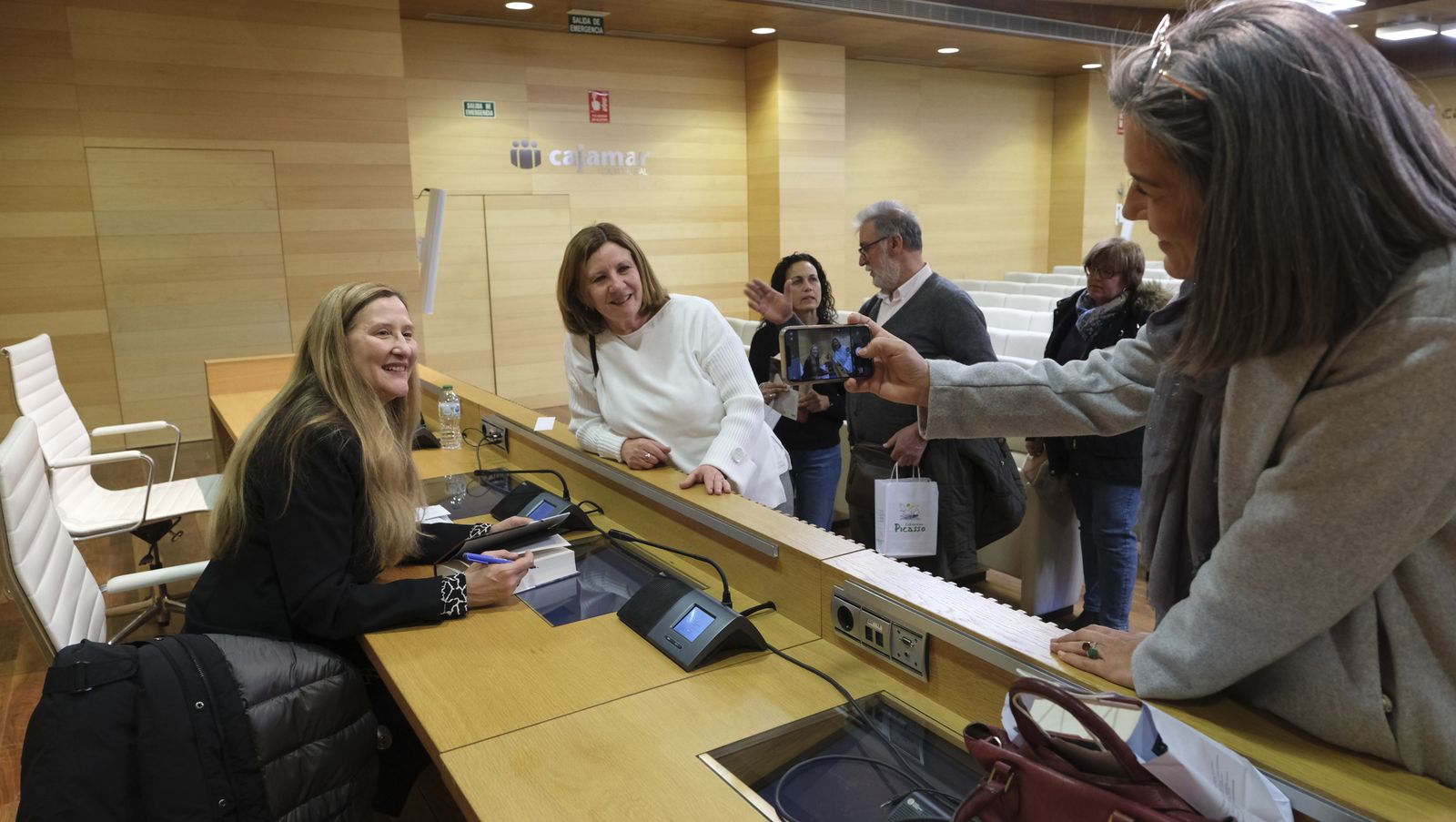 Imágenes del Diario de los Libros con la escritora ganadora del Premio Planeta 2022, Luz Gabás