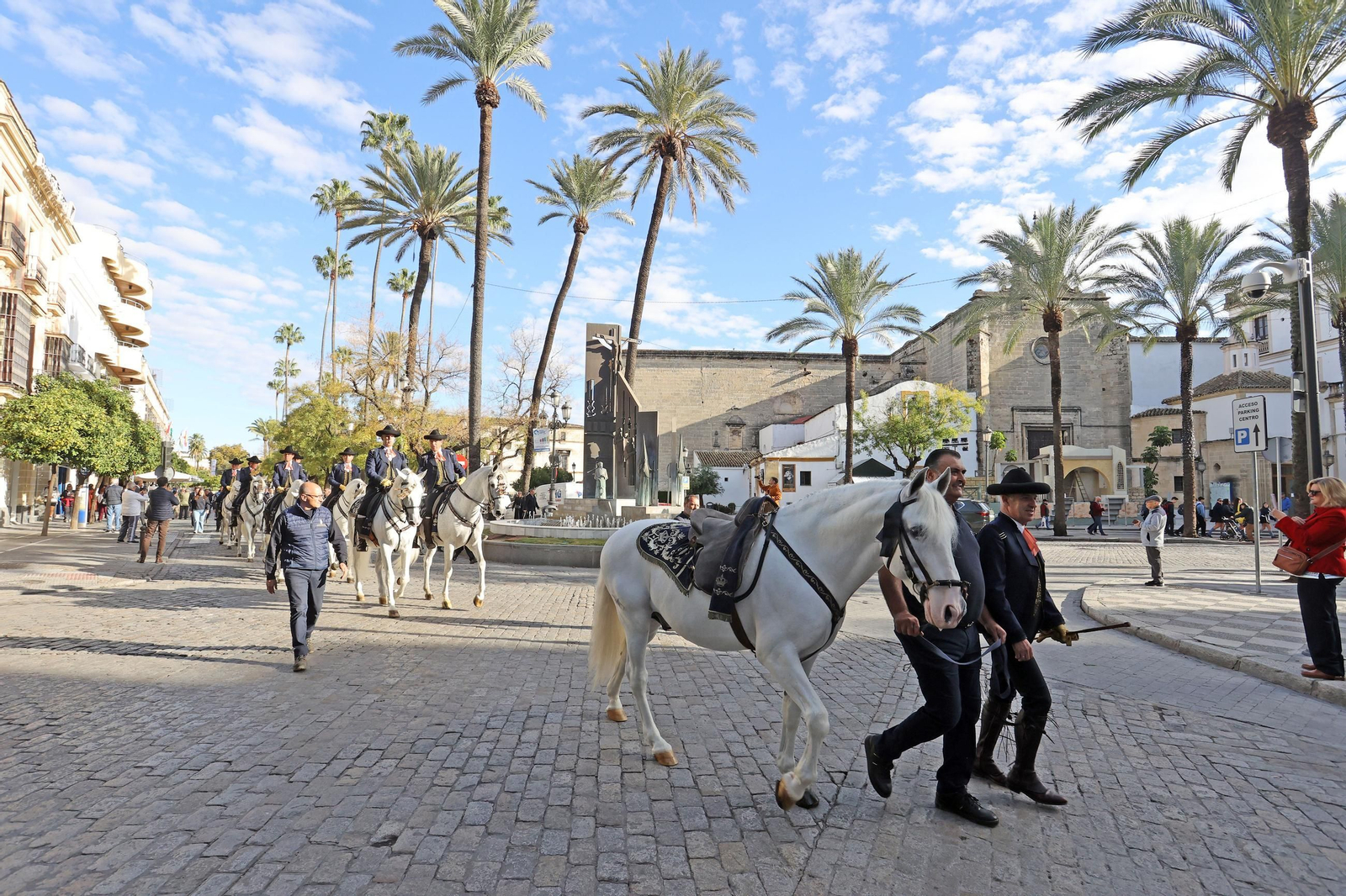 Imágenes de los caballos y jinetes de la Real Escuela hacia el funeral de Álvaro Domecq