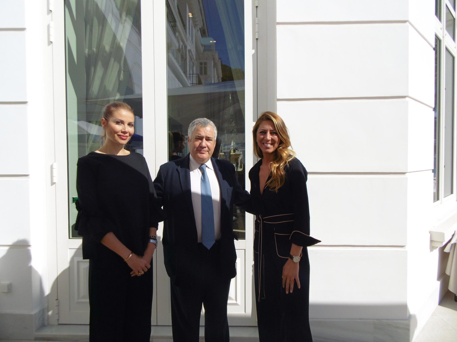 La interiorista Aneta Miljatovich, el presidente del Grupo José Luis Santos y la directora Mariola Valladares.