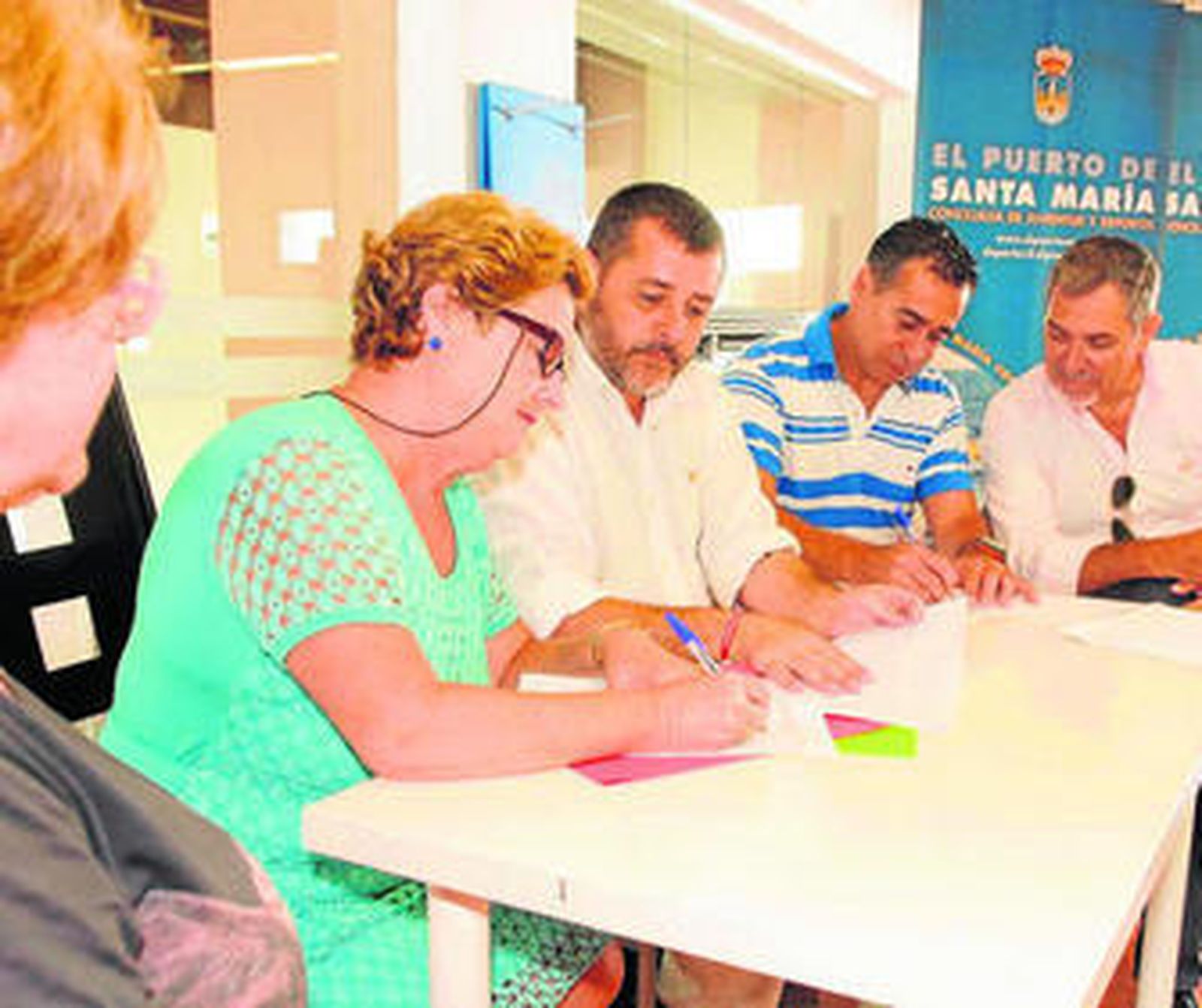 Un instante de la firma del acuerdo suscrito en donde además del alcalde, Alfonso Candón, estuvieron miembros de Afipo.