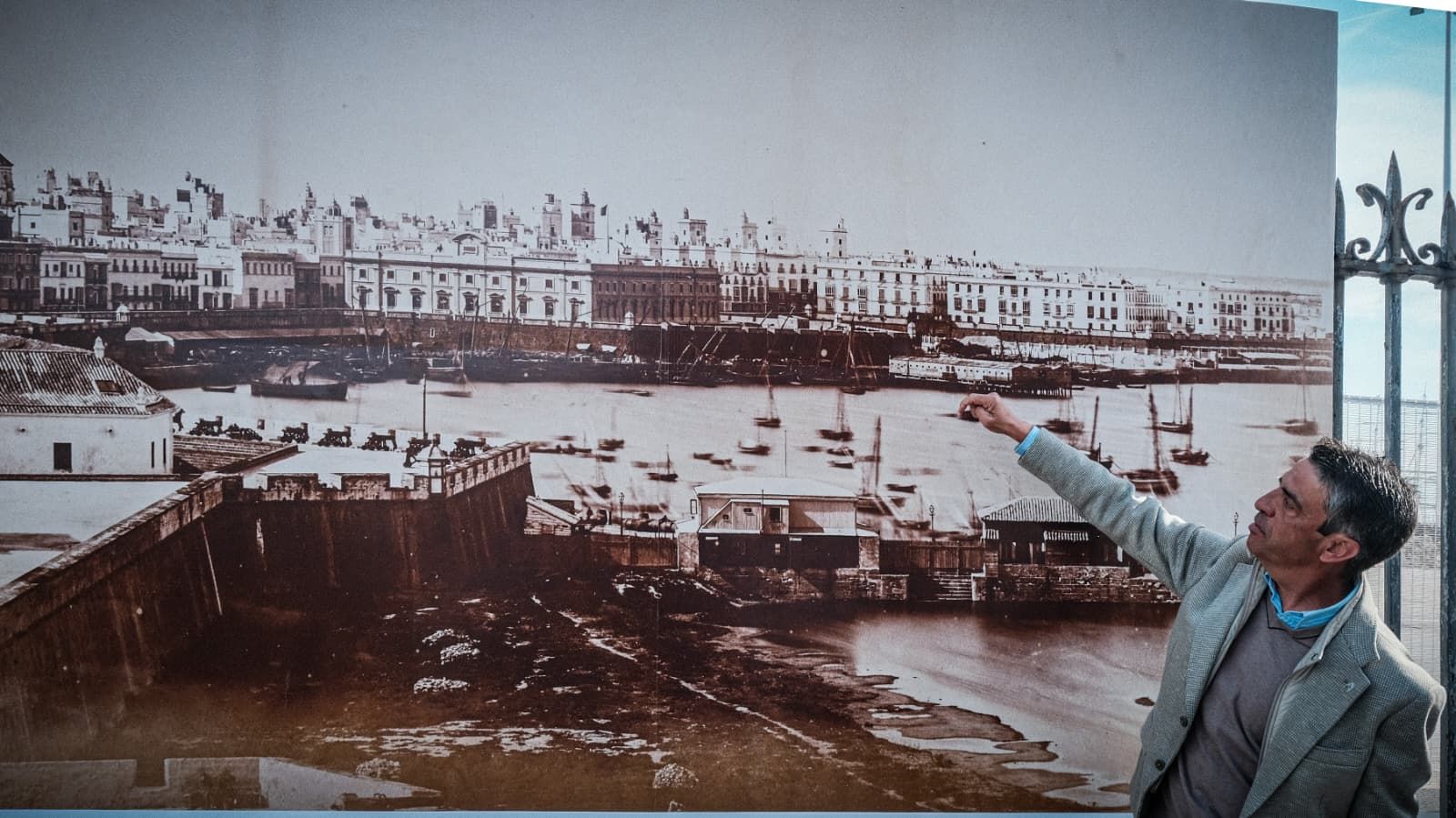 Santiago Saborido, director del Archivo Provincial, explica una de las imágenes que integra la exposición.