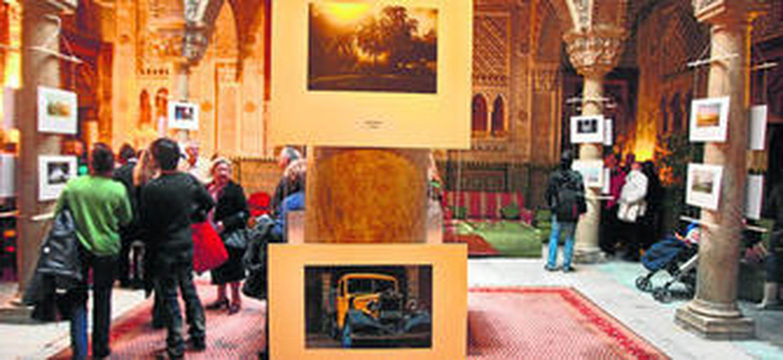 Las fotografías de la exposición de los jóvenes jerezanos se reparten por el patio del Casino Gaditano.