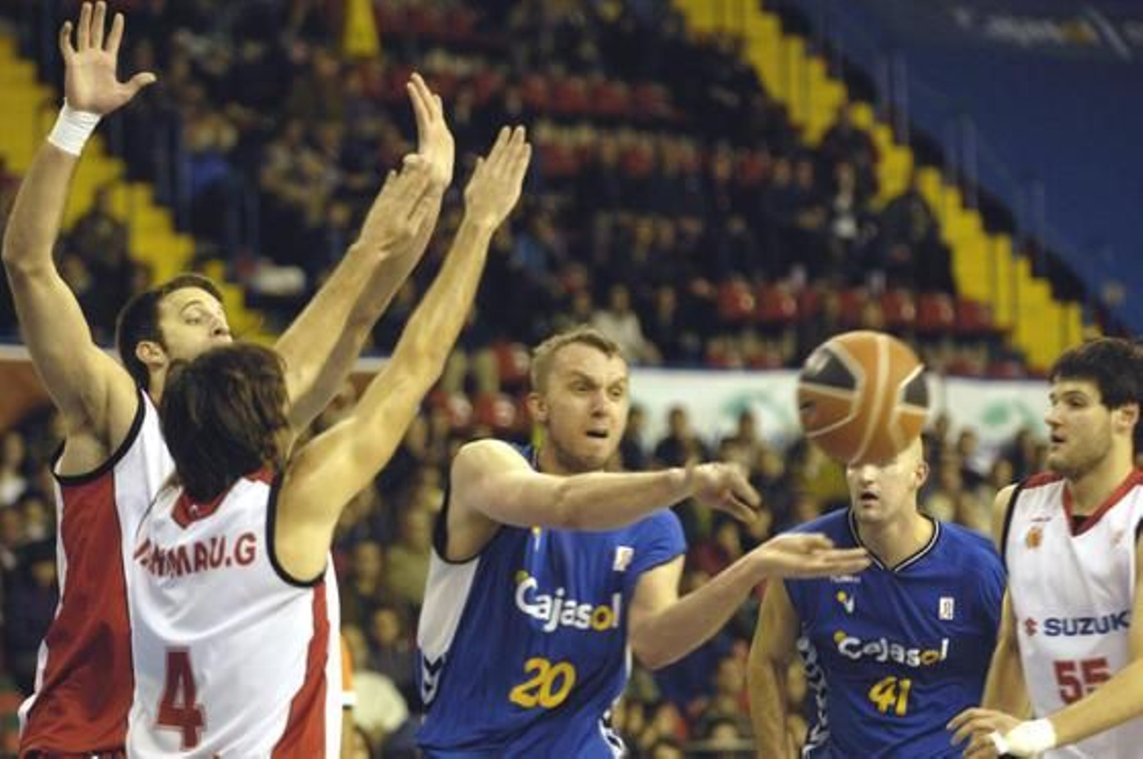 Savanovic abre ante Grimau y Cusworth.

Foto: Manuel Gómez