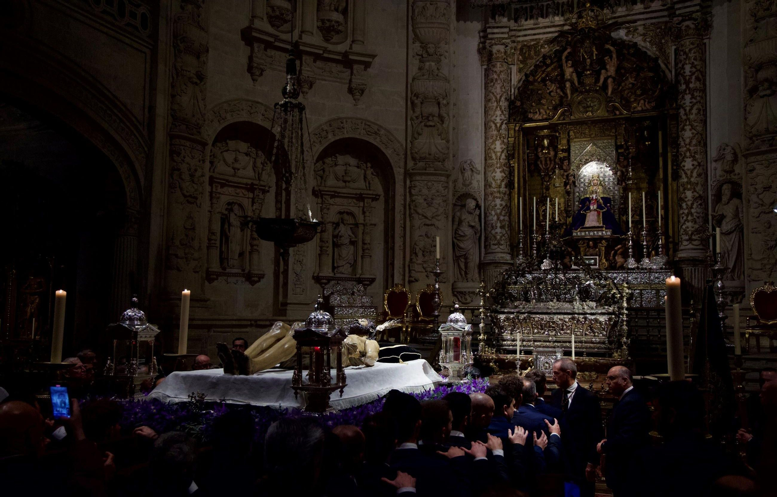 El Cristo Yacente, ante la Virgen de los Reyes.