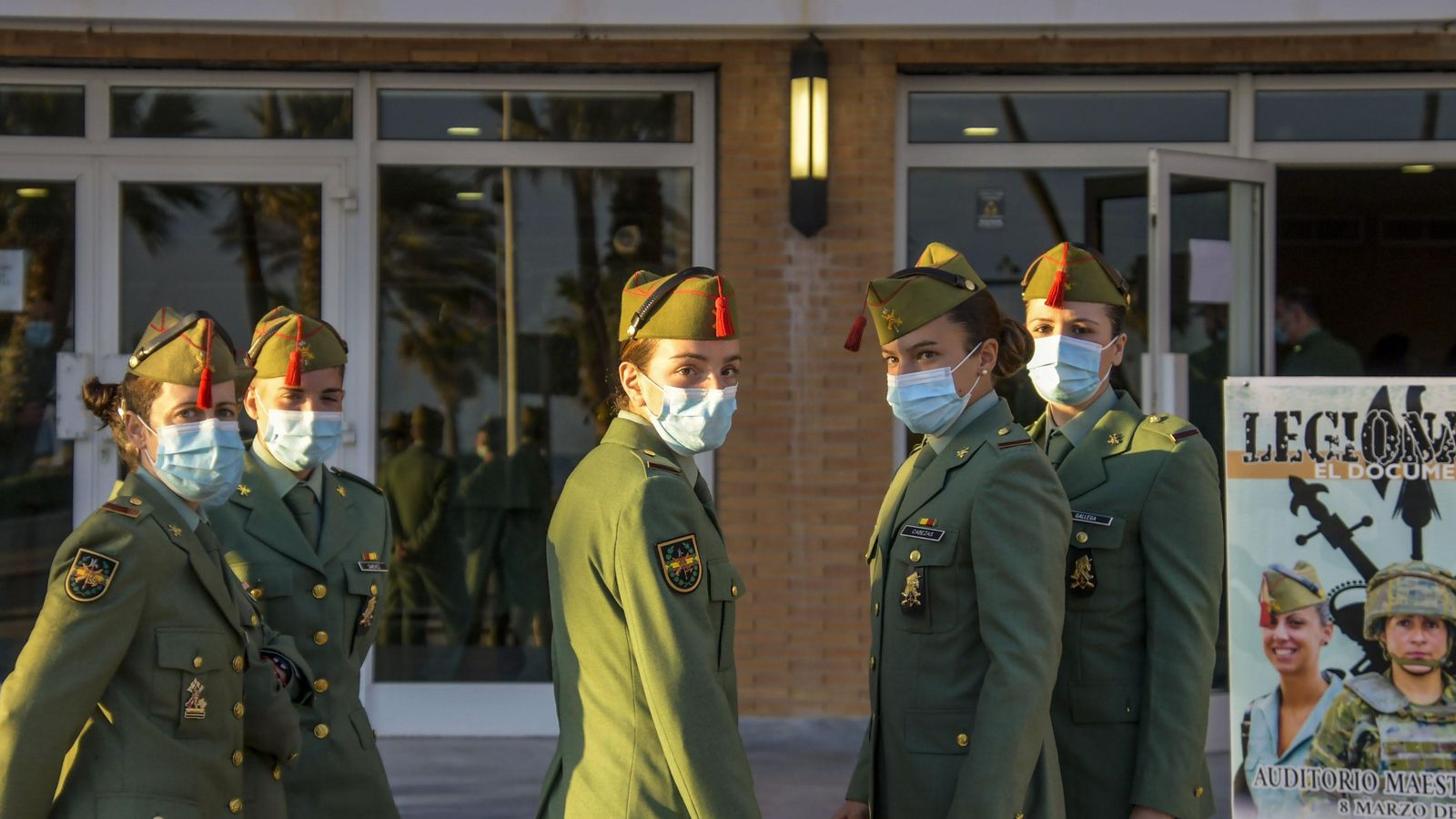 Damas legionarias a las puertas del Auditorio Maestro Padilla de la capital