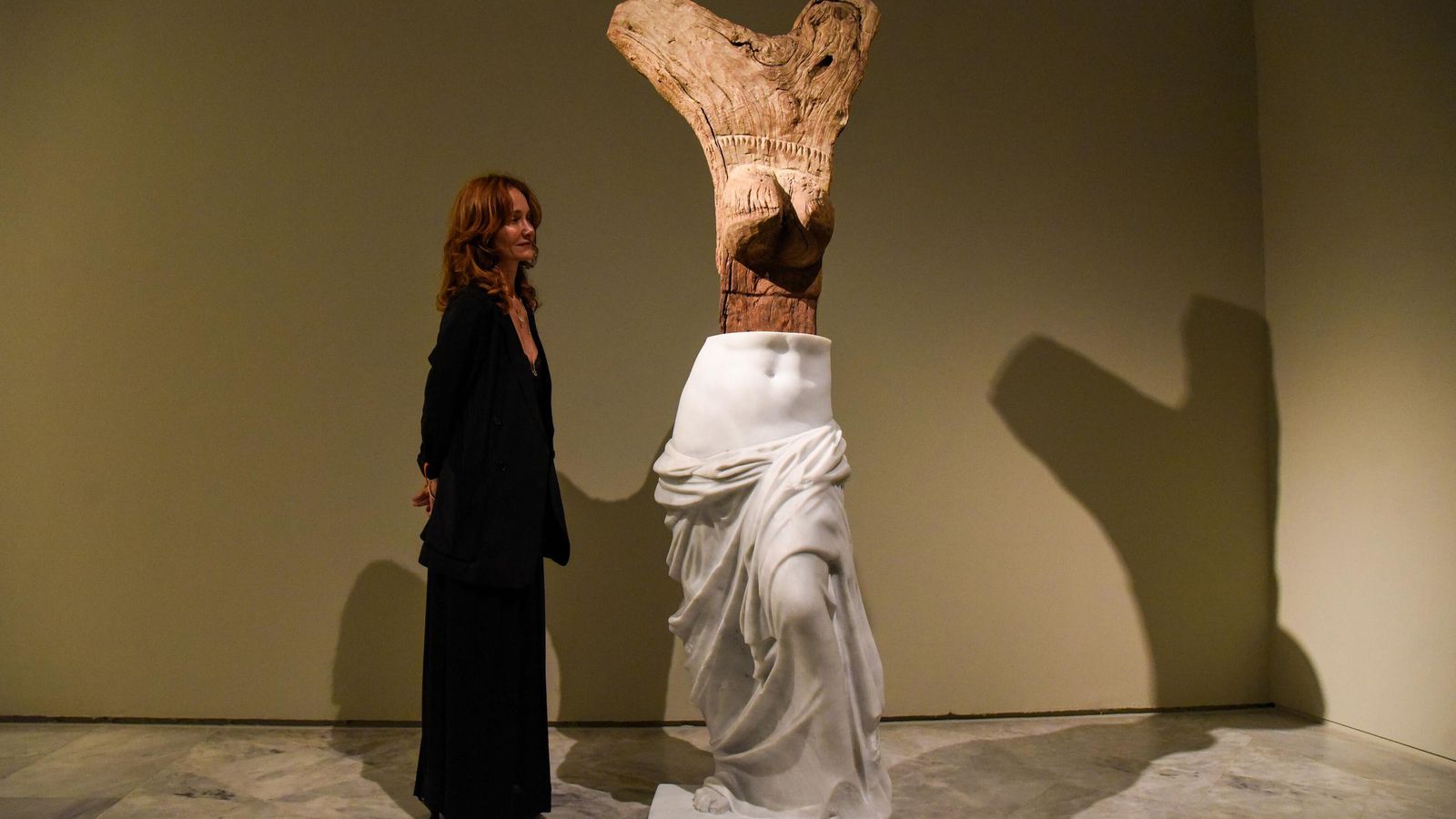 Jimena Blázquez, directora del CAAC, junto a una de las piezas de la colección.