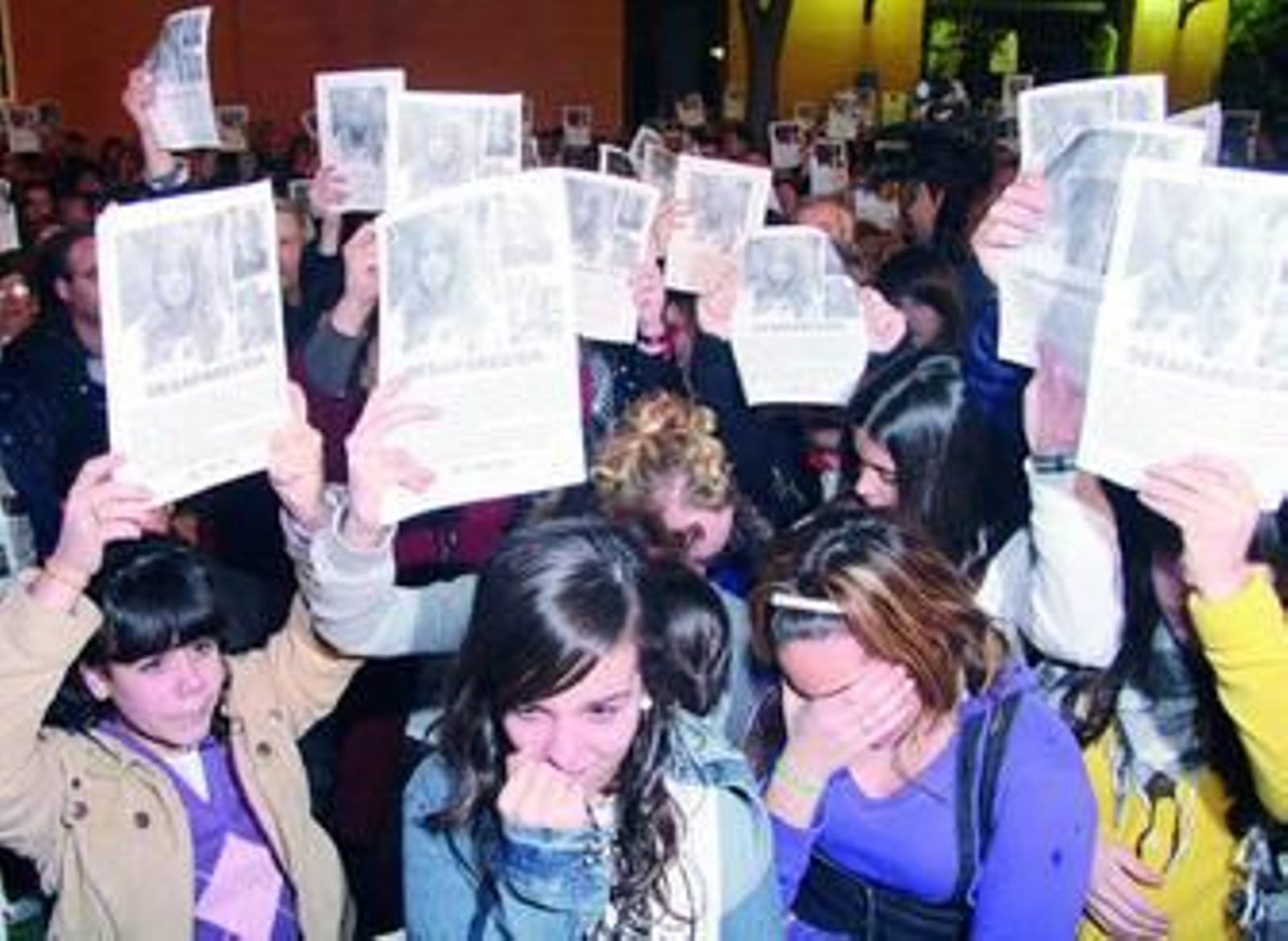 Compañeras y amigas de la joven desaparecida lloran durante la asamblea vecinal de ayer.