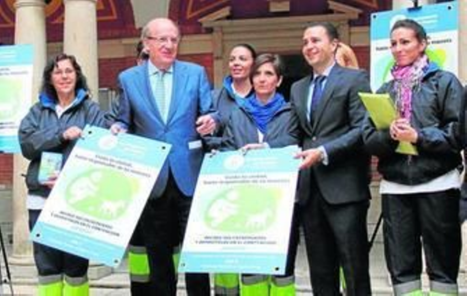 Pedro Rodríguez y Felipe Arias, ayer, con los informadores ambientales.