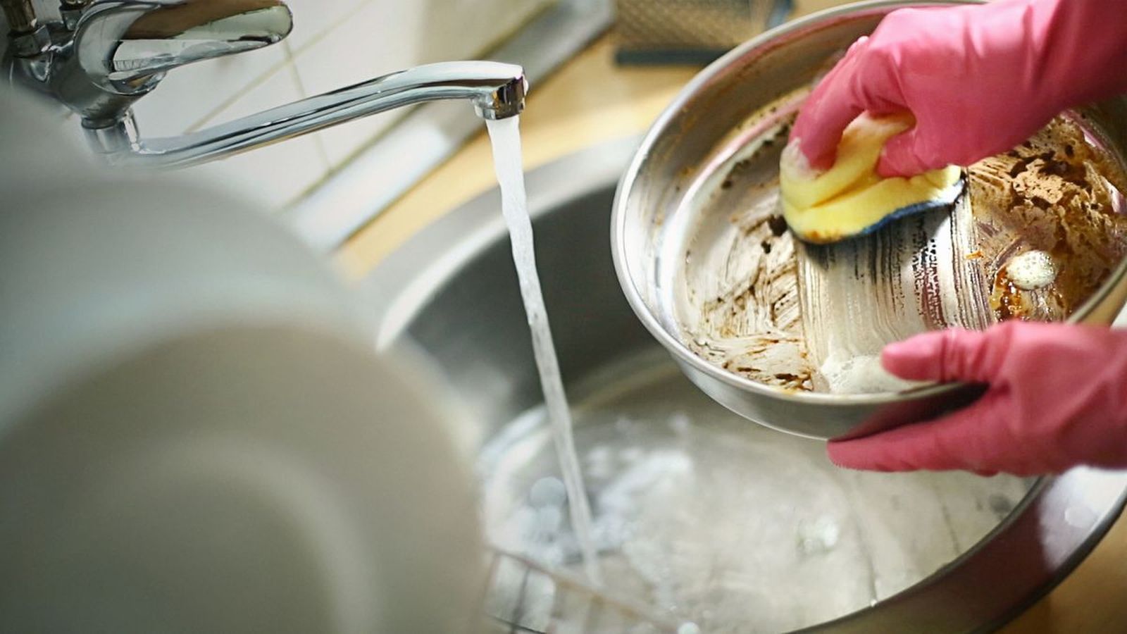 Tres trucos para eliminar el mal olor de nuestro fregadero