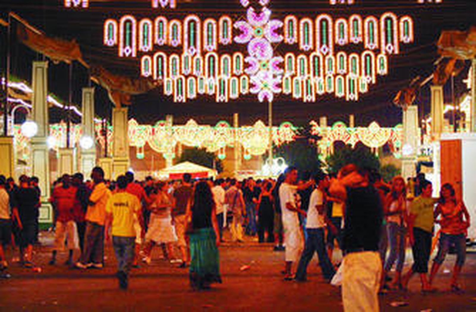 Imagen de la calle de la Juventud del recinto ferial del Cortijo de Torres.