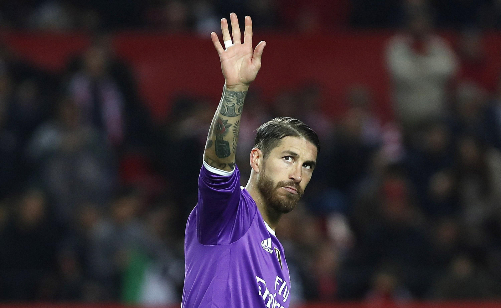 Sergio Ramos se dirige a la grada del Ramón Sánchez-Pizjuán en el partido de Copa en 2017.