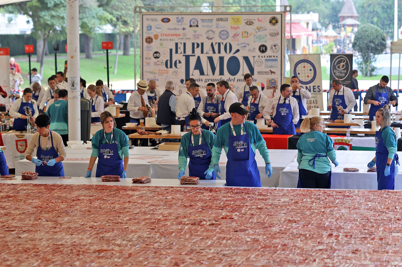 Huelva consigue el récord Guinness con el plato de jamón más grande del mundo, en imágenes