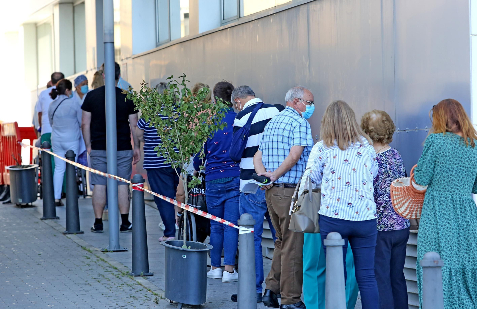 Cola de usuarios para acceder al edificio de Consultas Externas del hospital.