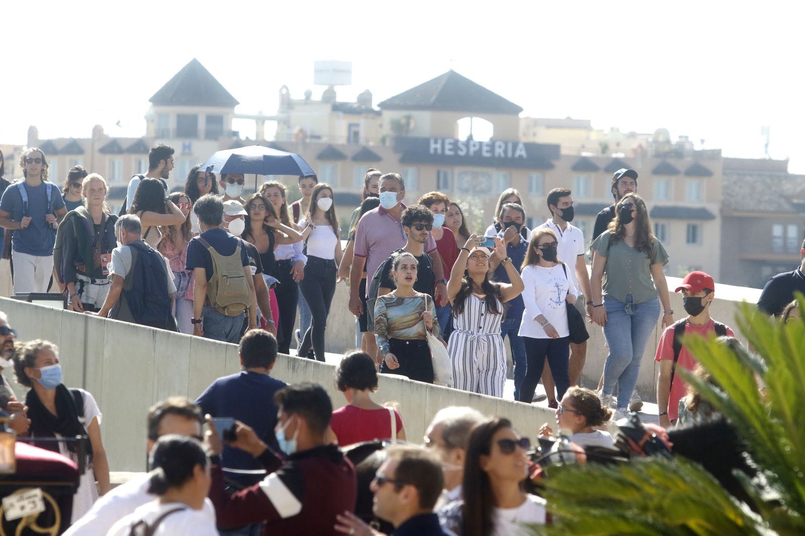 Lleno al completo en Córdoba en el puente del Pilar