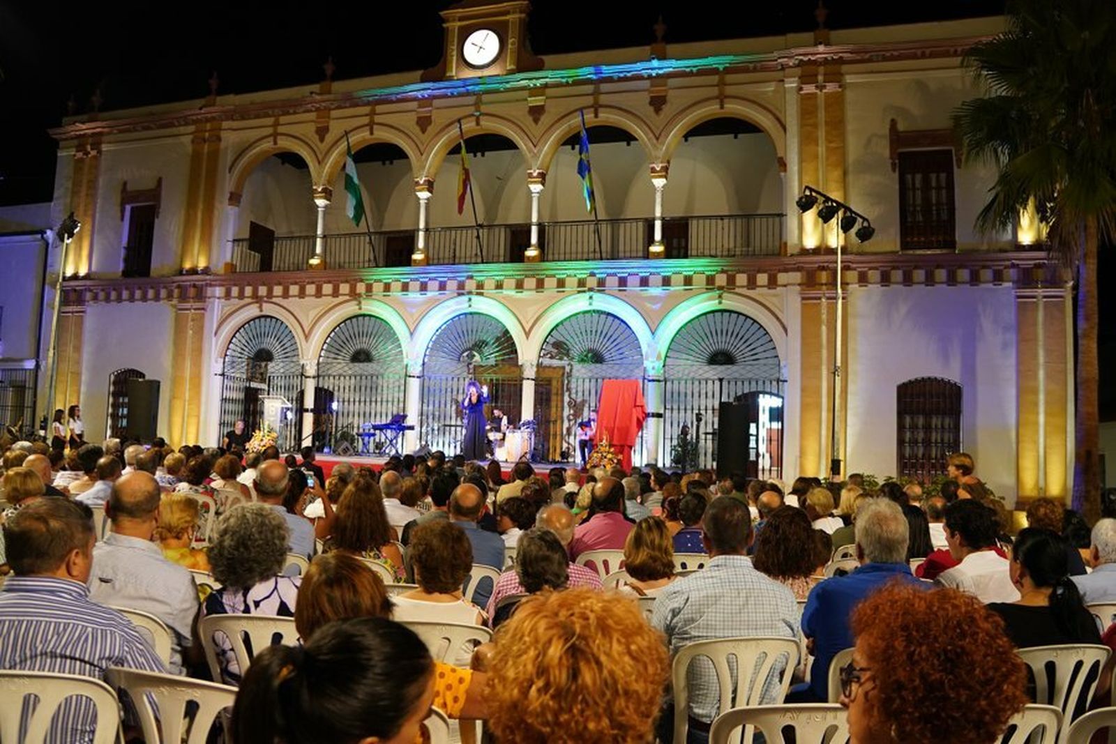 Numerosos vecinos acudieron a la velada para conocer el cartel.