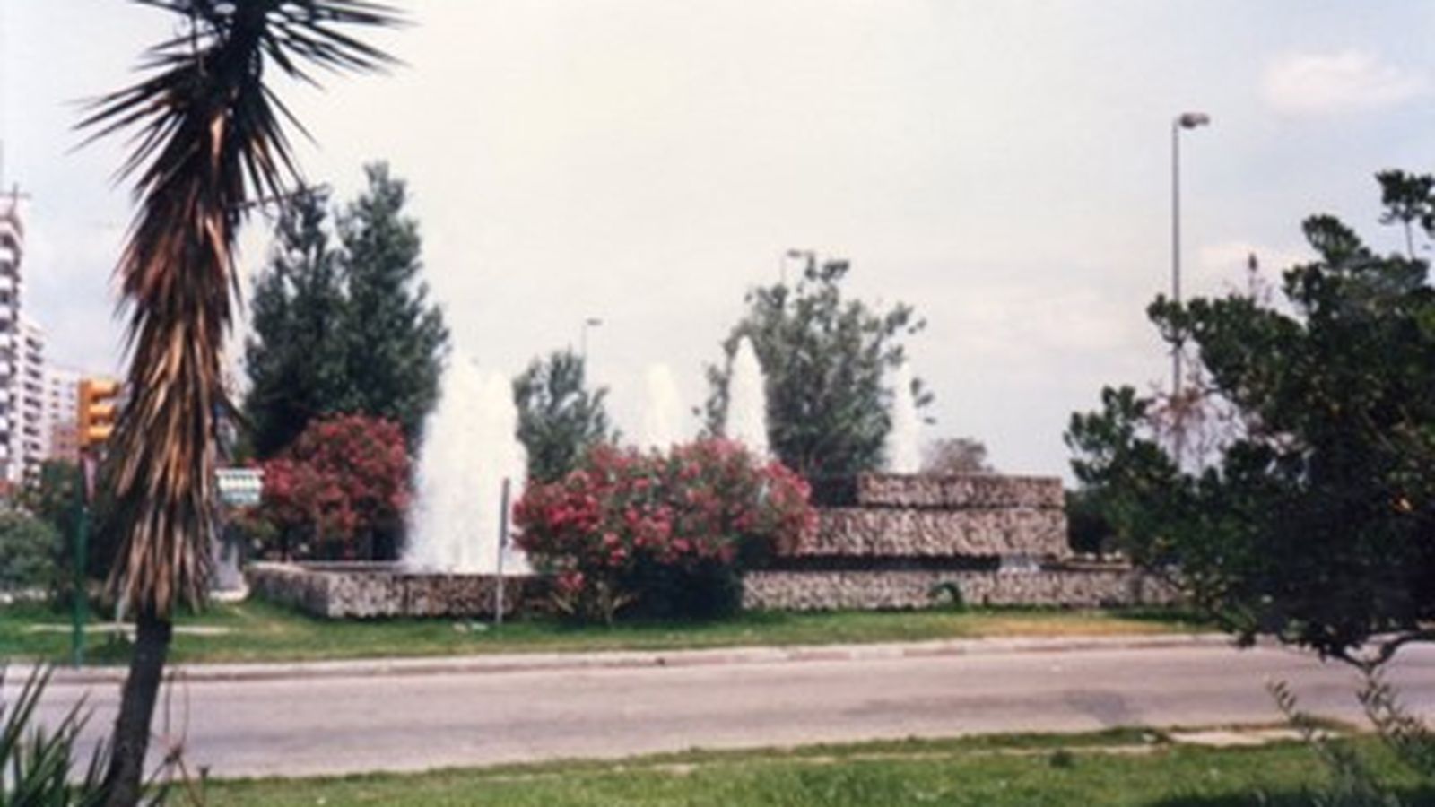 Fuente a la entrada del puerto en 1989.