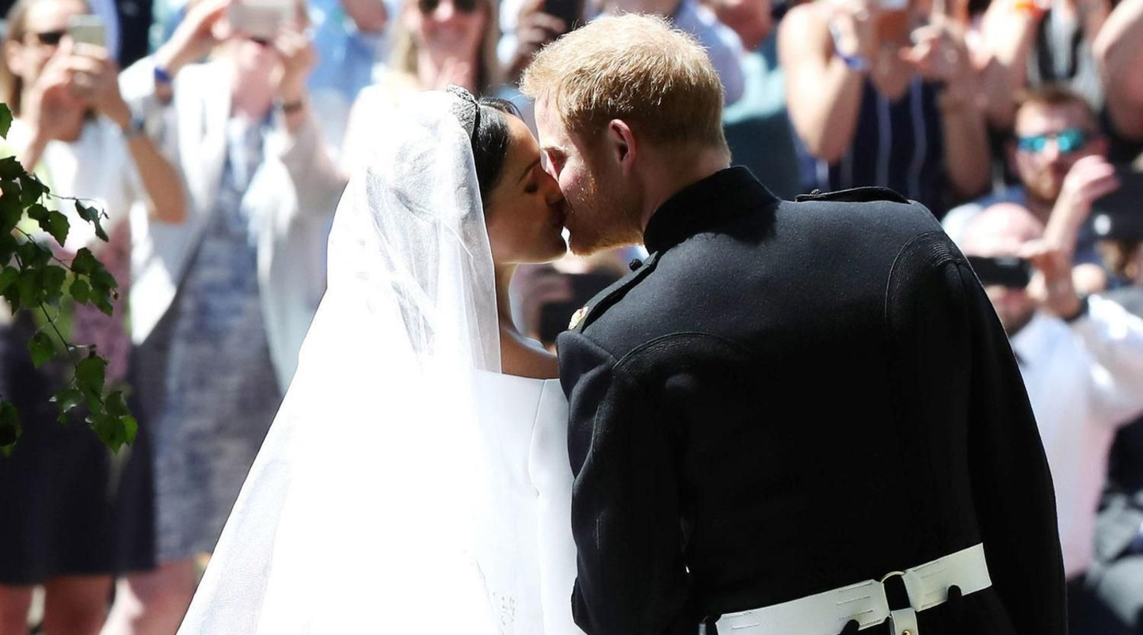 El príncipe Enrique y Meghan Markle se besan tras darse el 'sí quiero' en el castillo de Windsor.