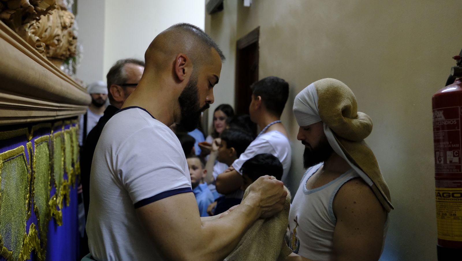 La Procesión de Los Ángeles de sobrepuso a la lluvia, en imágenes