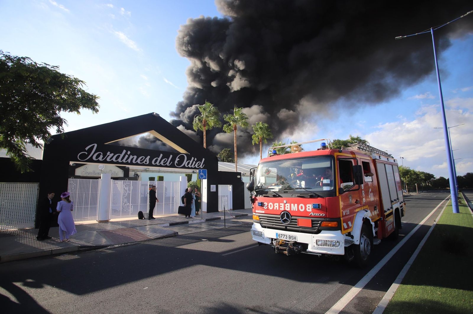 Imágenes del incendio en las instalaciones de Hierros España