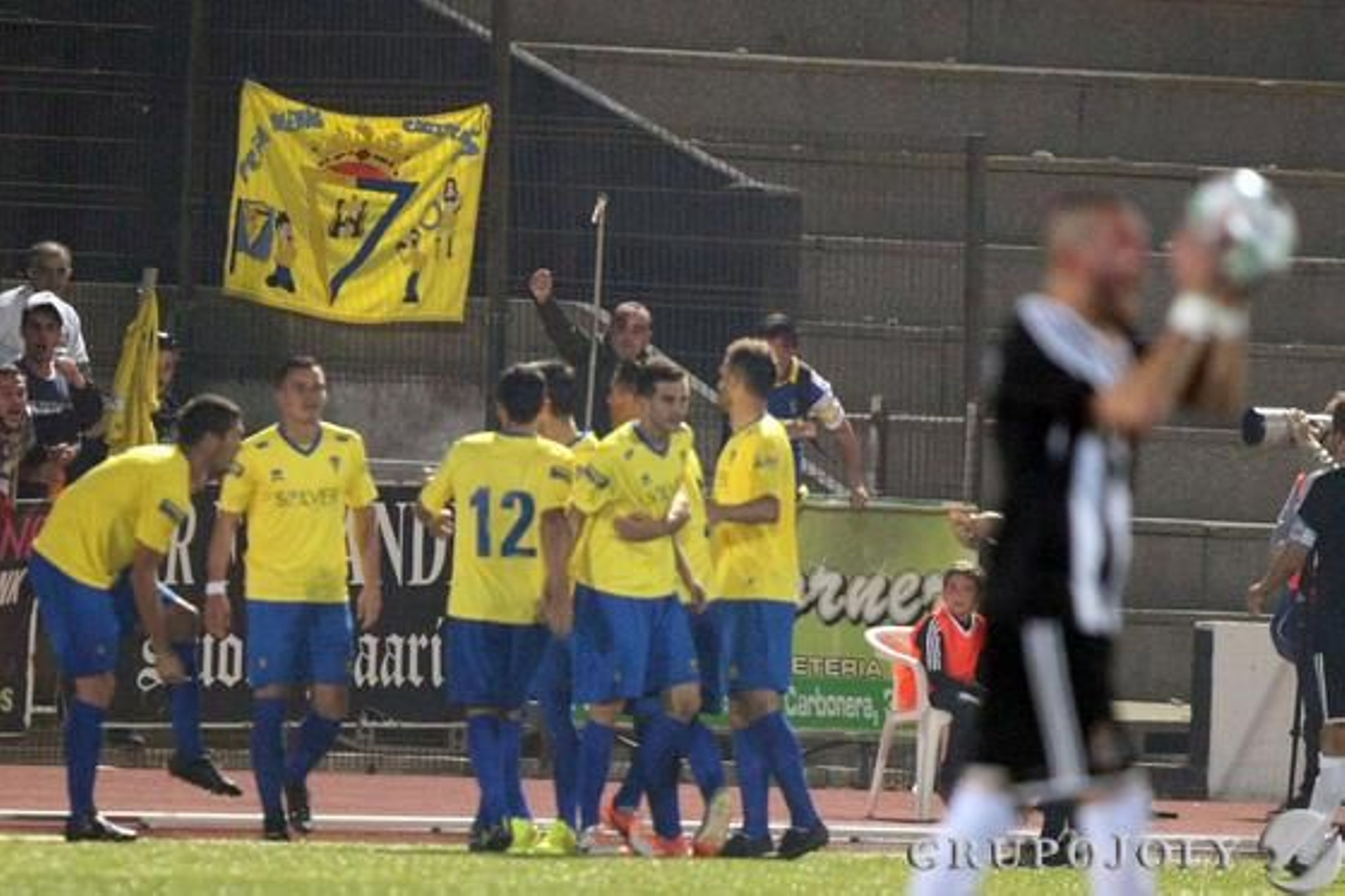 Los jugadores amarillos celebran el tanto de Airam Cabrera. 

Foto: Paco Guerrero