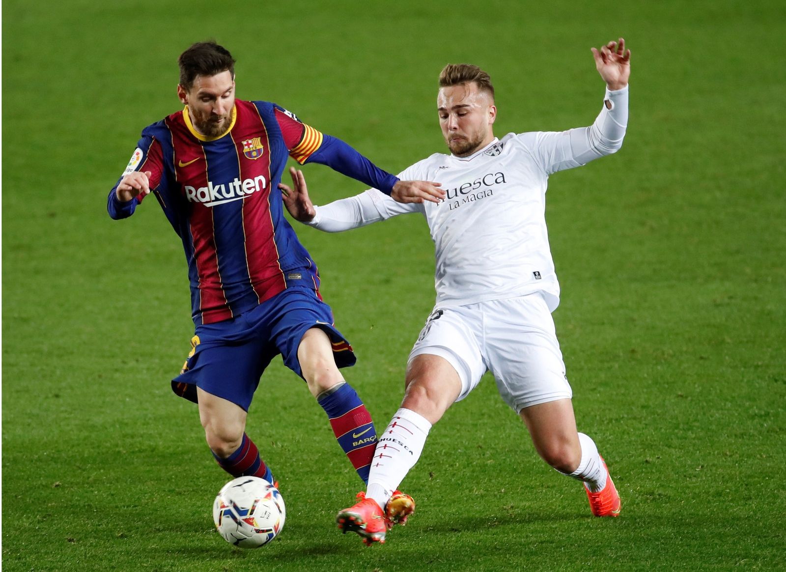 Messi disputa el balón a Javi Ontiveros