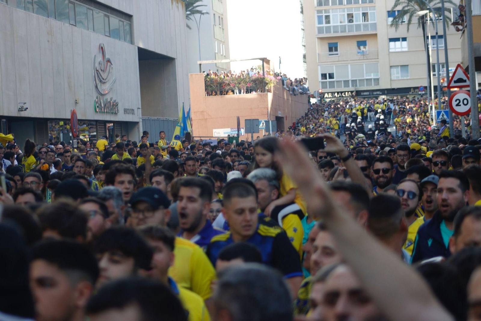 Espectacular recibimiento al Cádiz antes del partido contra el Real Madrid