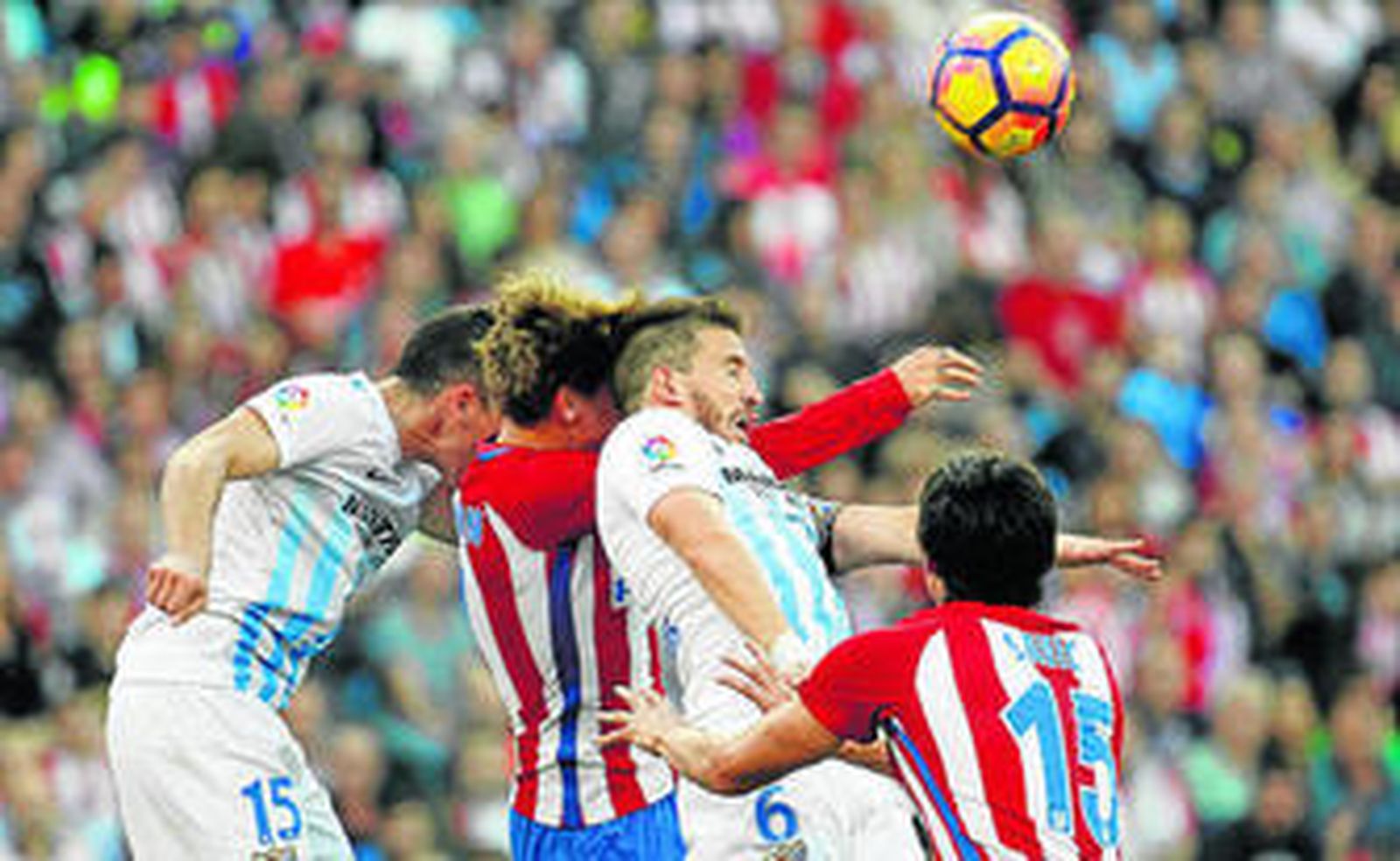 Camacho se eleva ante Savic, Griezmann y Ricca para cabecear.