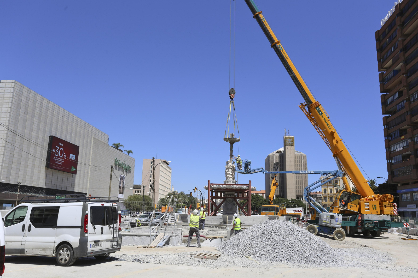 Fotos de la fuente de las Tres Gitanillas, que ya luce en la Avenida de Andalucía de Málaga