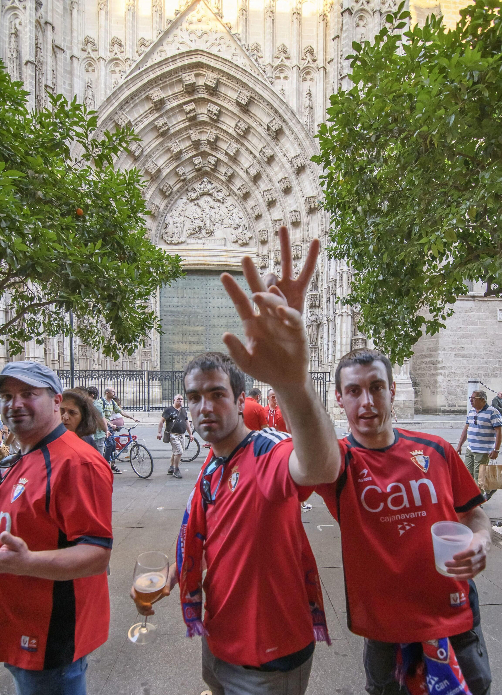 Búscate en las fotos de la afición de Osasuna en Sevilla en la final de la Copa del Rey