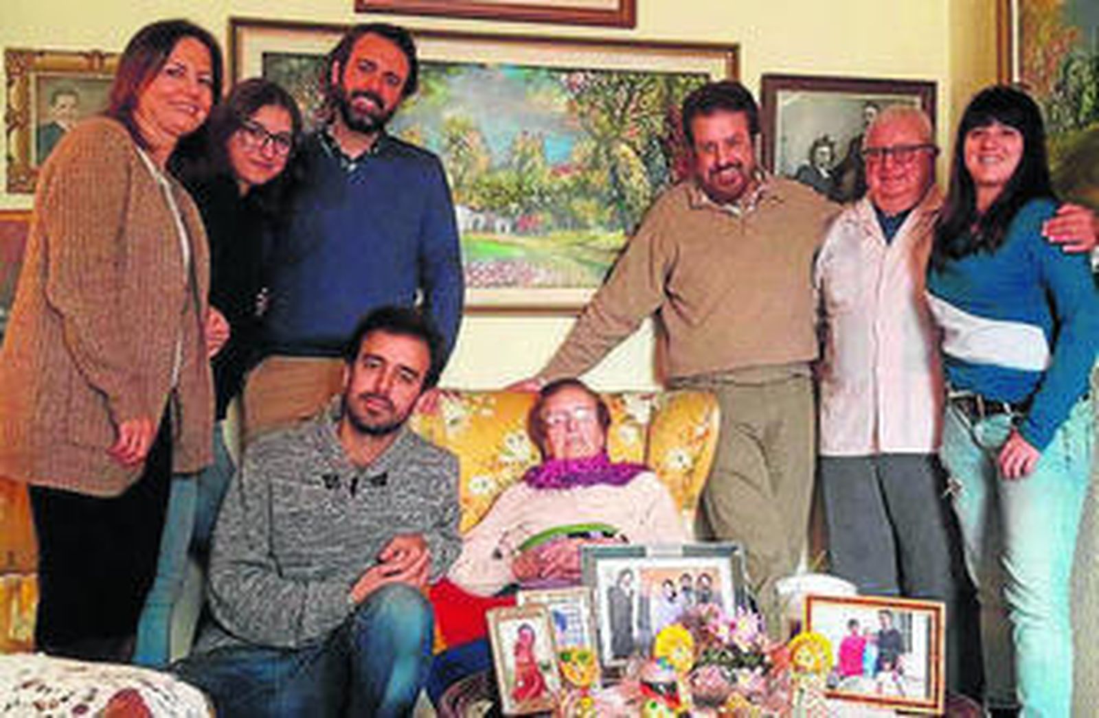 La maestra Adela Carmona, con su familia.