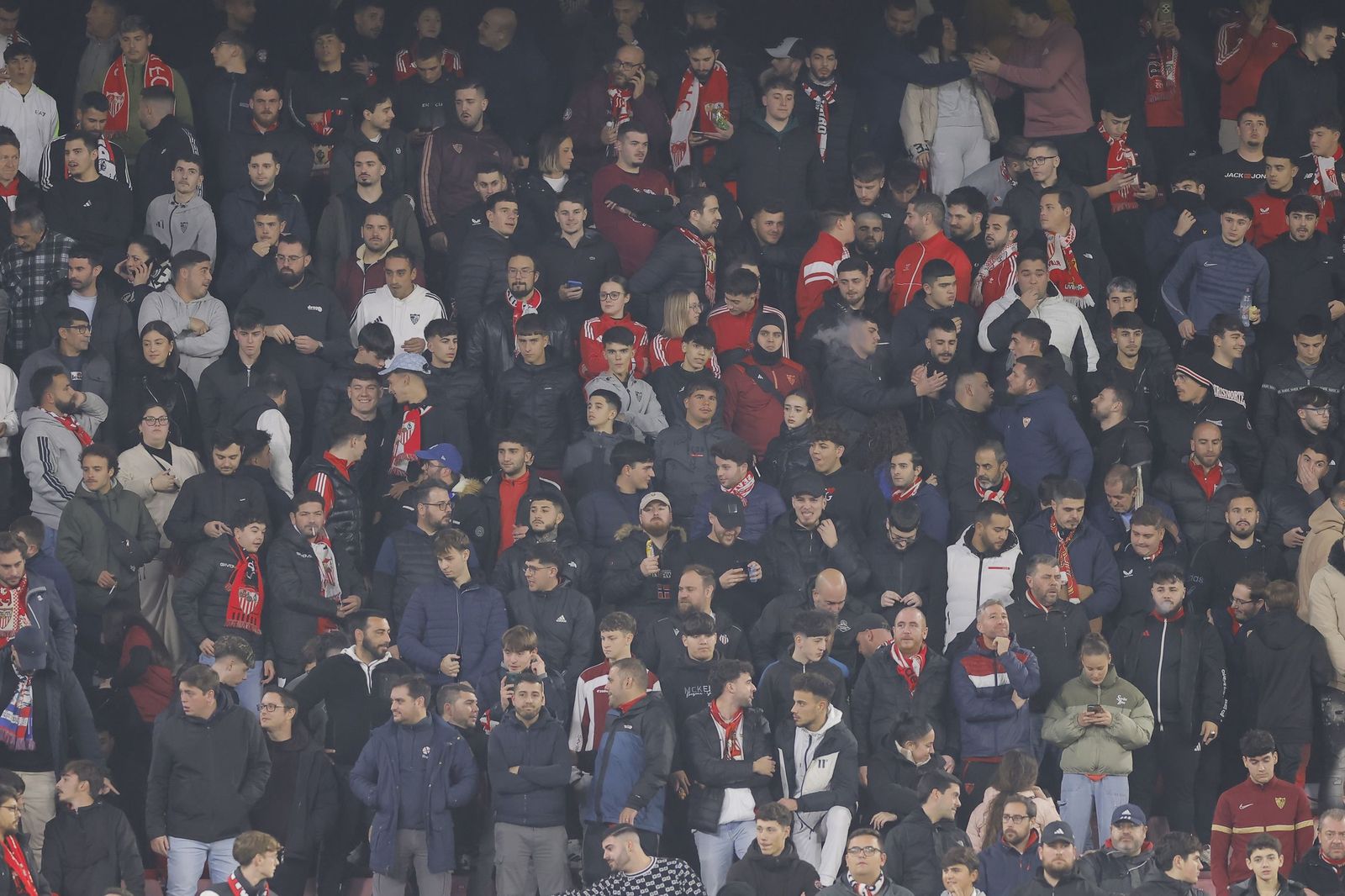 Búscate en las fotos del Sevilla - Celta