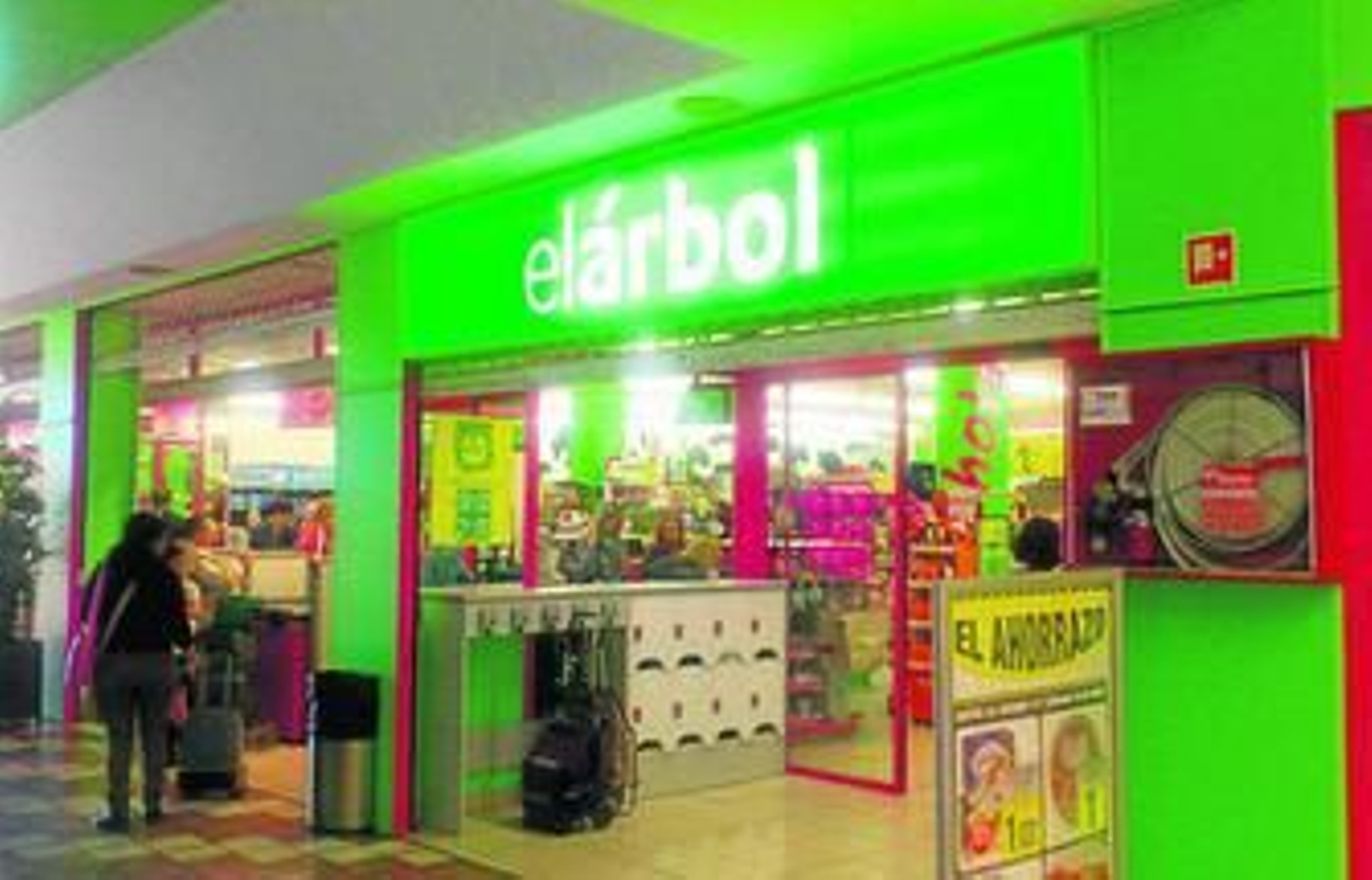 Supermercados El Árbol ha cambiado su imagen optando por el verde y el fucsia y la distribución de sus tiendas dando protagonismo al producto fresco.