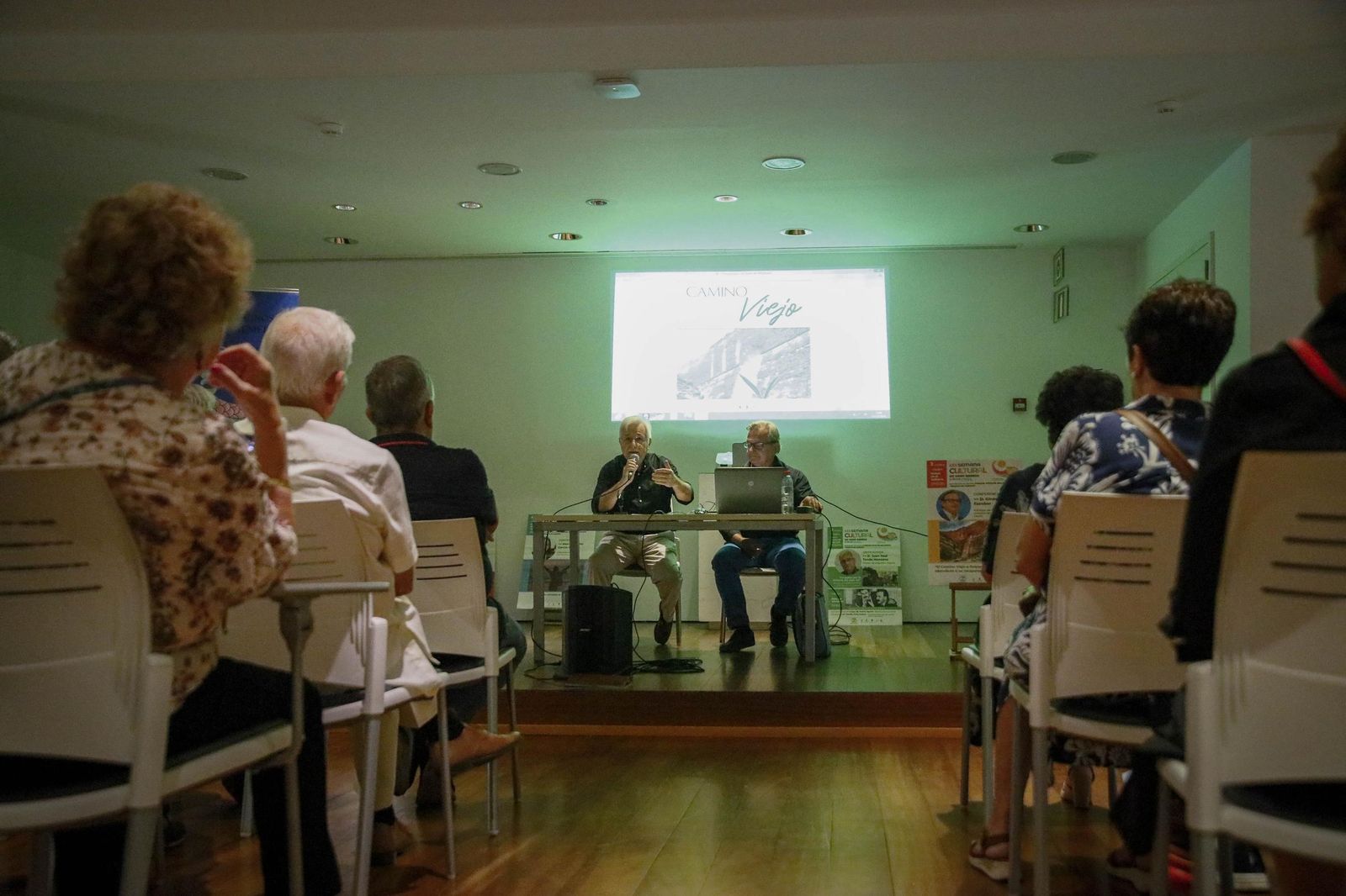 Las imágenes de la conferencia dentro de la "Semana Cultural Puerta Europa" de Ginés Valera en Almería