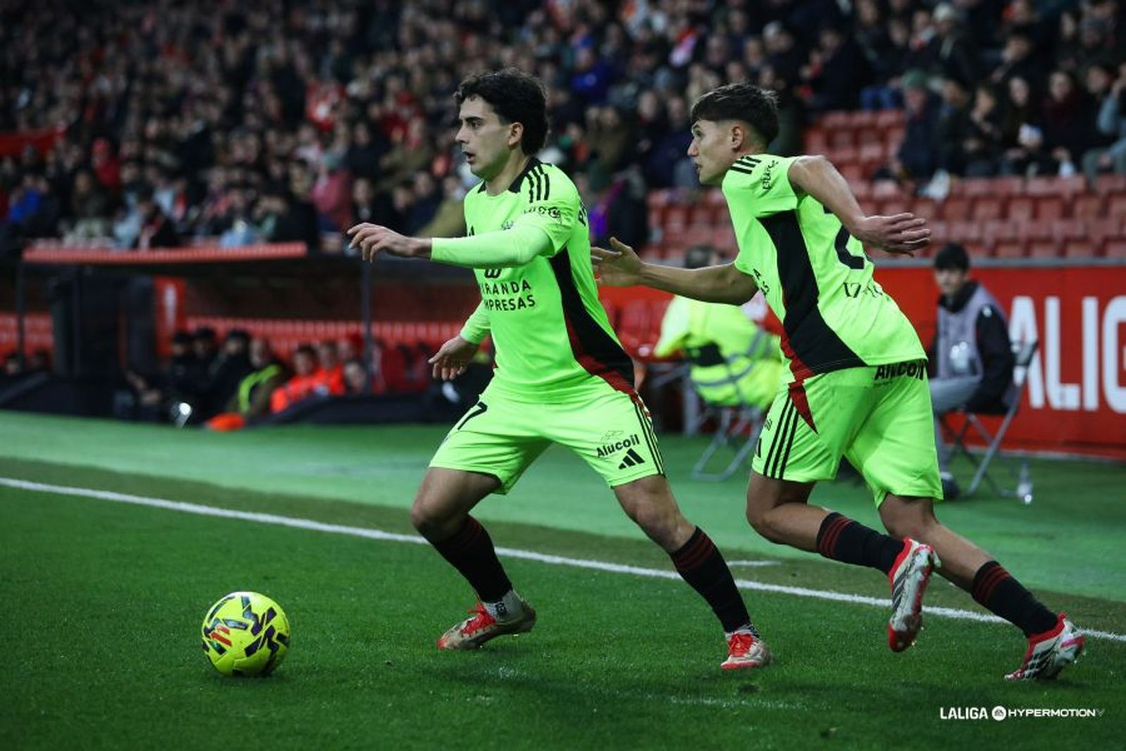 El Sporting golea al colista Mirandés, próximo rival del Málaga CF