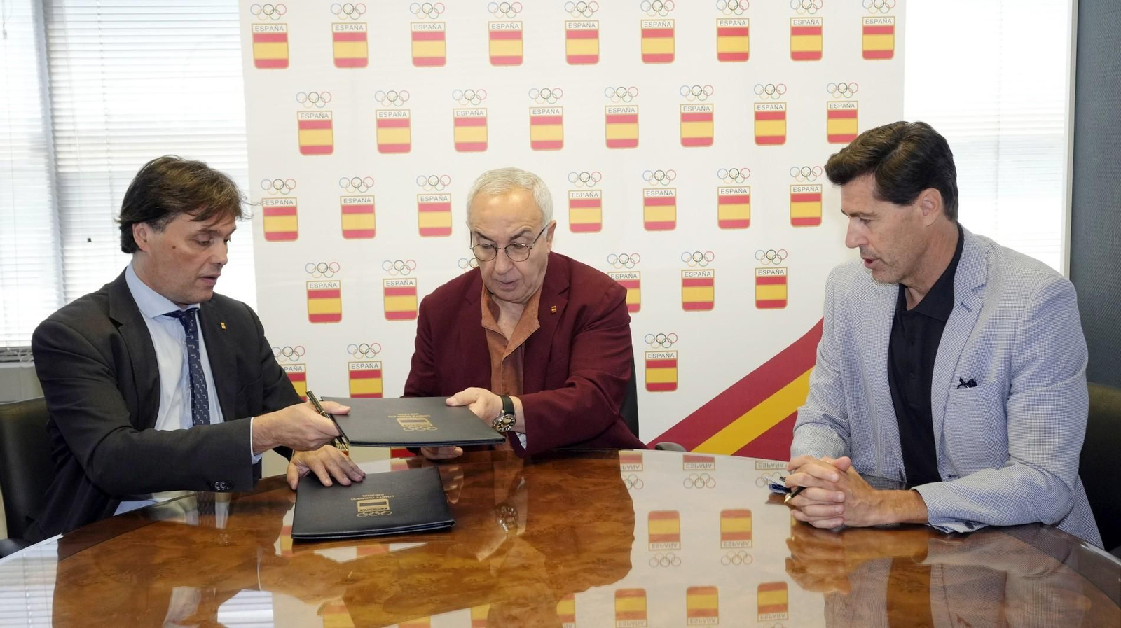 Un momento de la firma del acuerdo.
