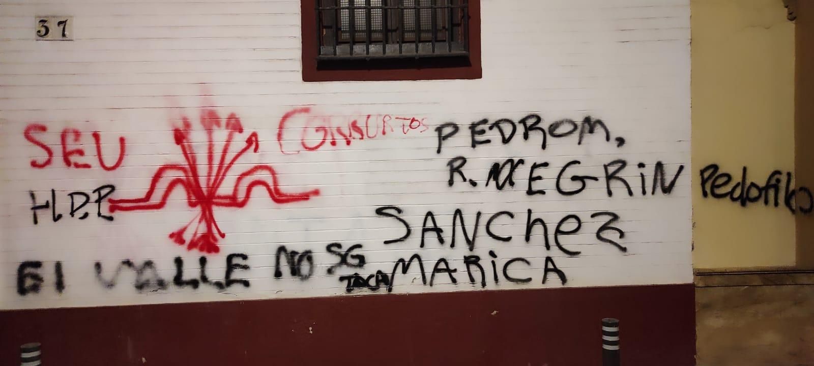 Pintadas, insultos y amenazas en la sede regional del PSOE de Andalucía