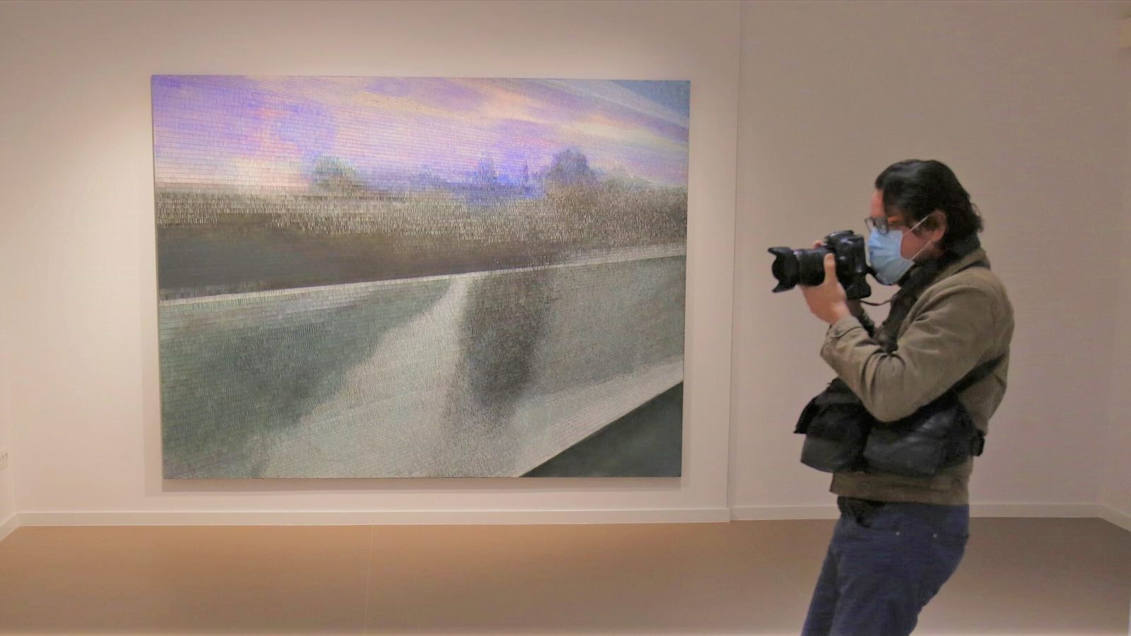 Un fotógrafo se prepara para tomar imágenes de una de las obras de Soledad Sevilla en la exposición que puede verse hasta noviembre en el Colegio de Arquitectos.