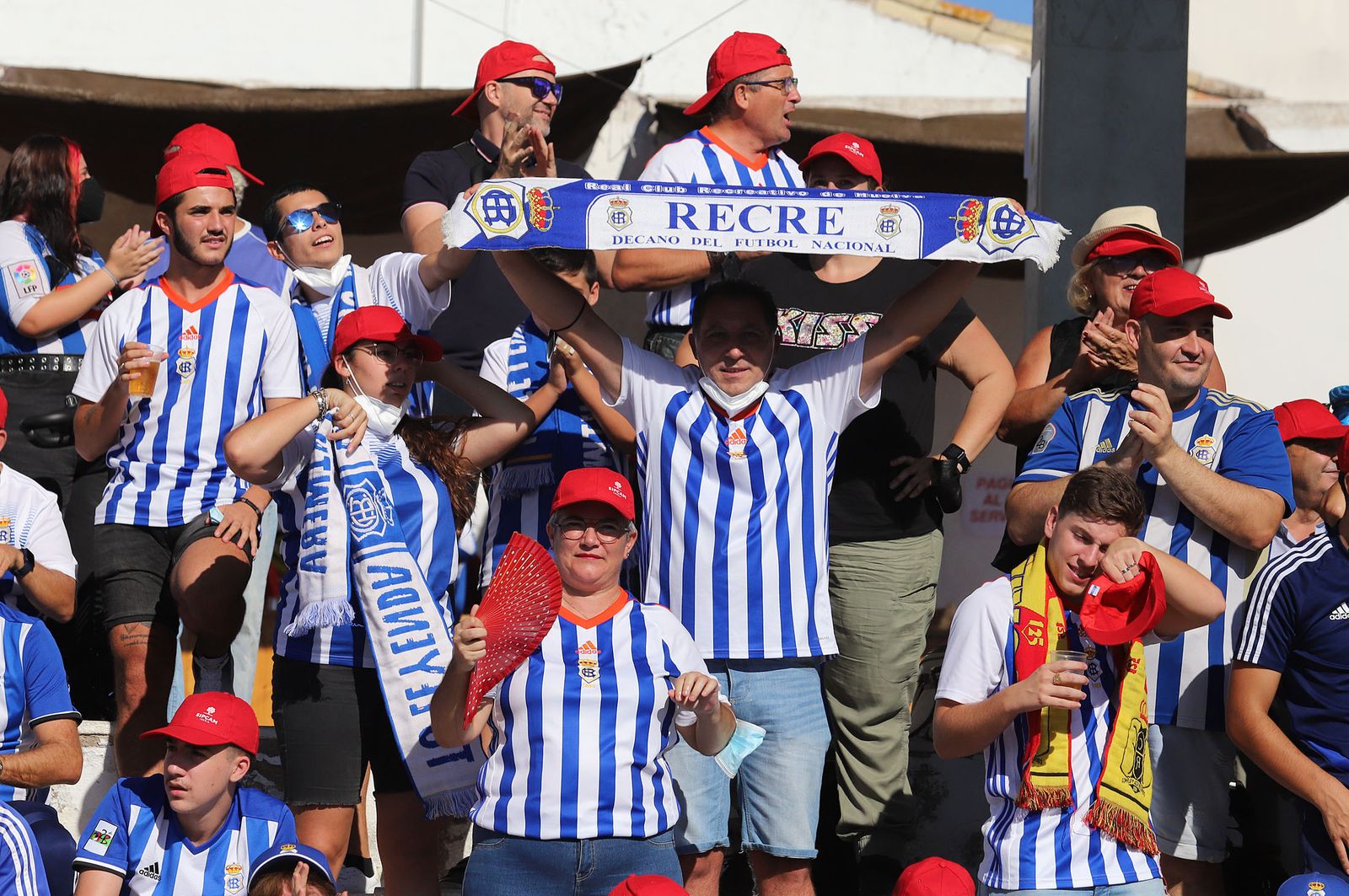 Imágenes de la afición más fiel del Recre en su visita al campo del Antoniano