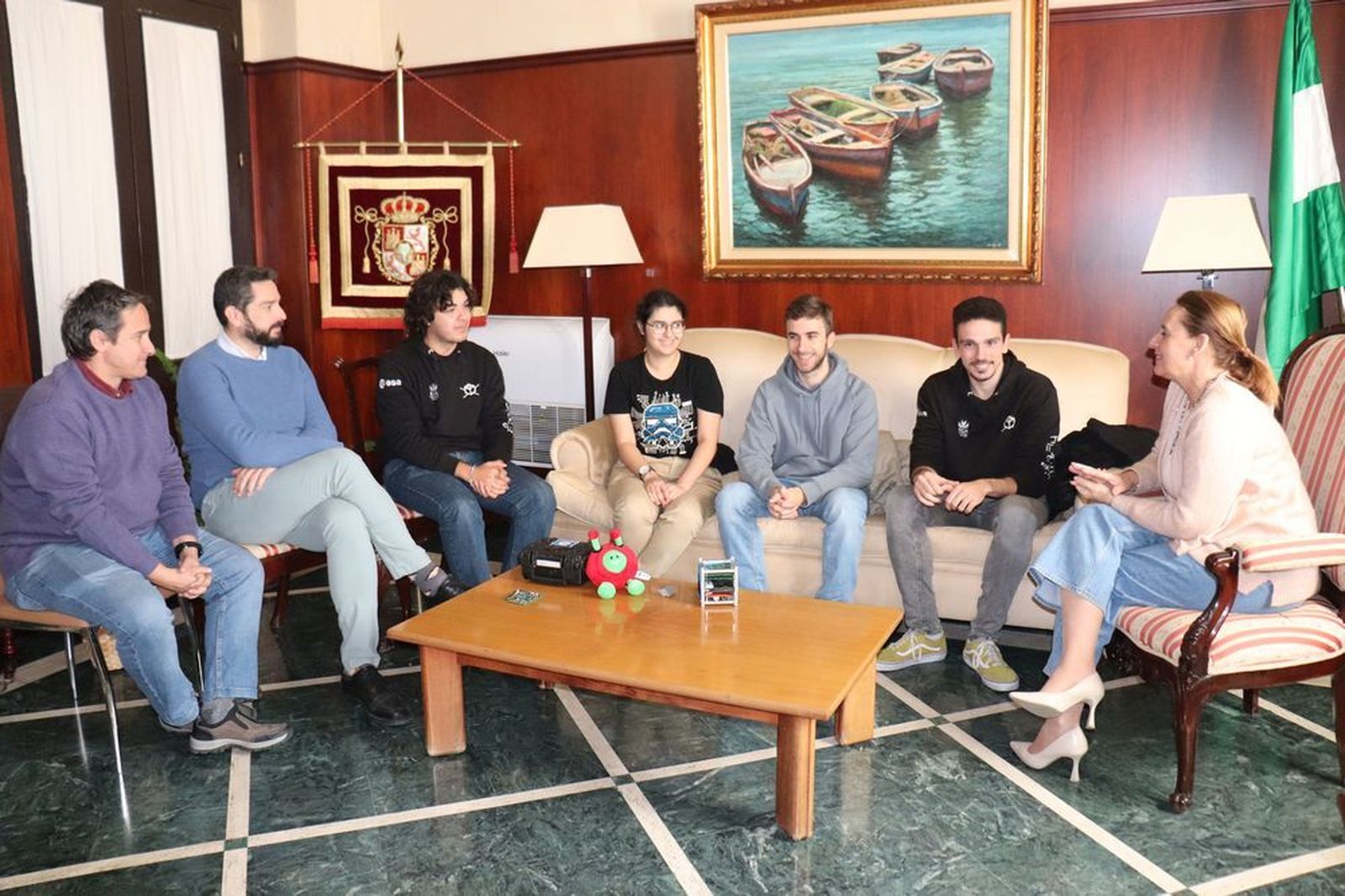 La alcaldesa recibe a los alumnos participantes en el proyecto UCAnFly