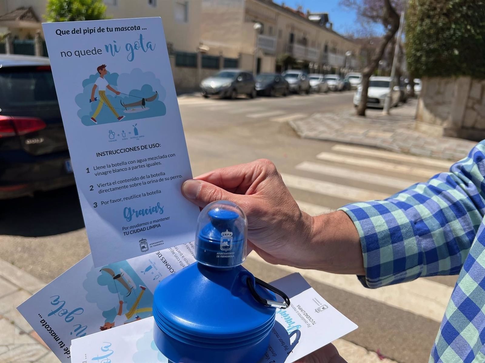 Fuengirola reparte en los barrios un millar de botellas para aclarar los orines de mascotas