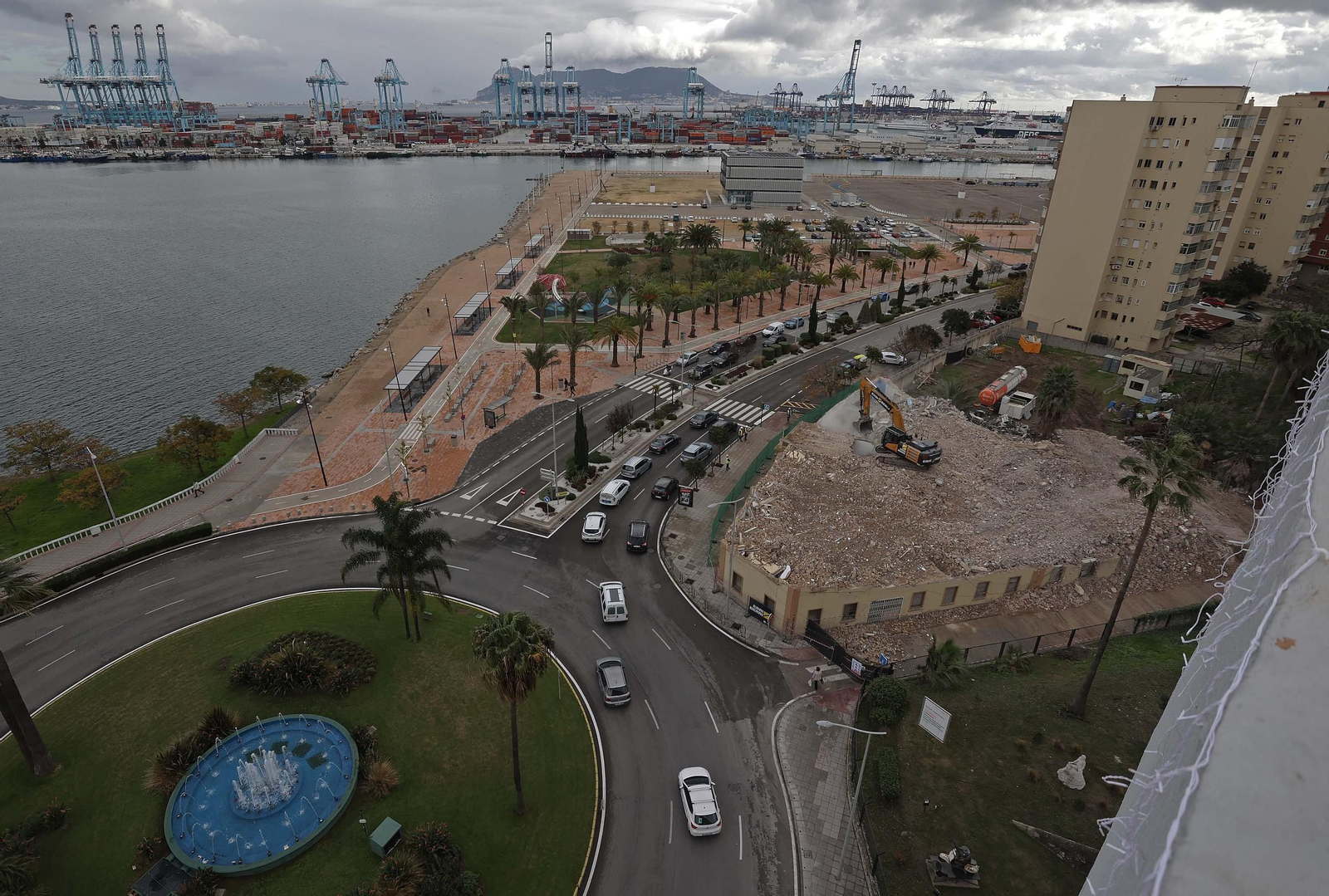 Fotos de los trabajos de demolición de las viviendas militares de la avenida Virgen del Carmen en Algeciras