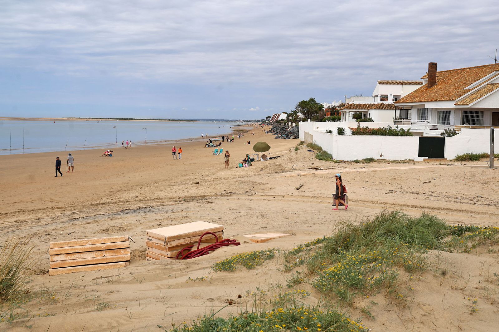 Imágenes del ambiente en la playa de El Portil durante la mañana del 1 de mayo