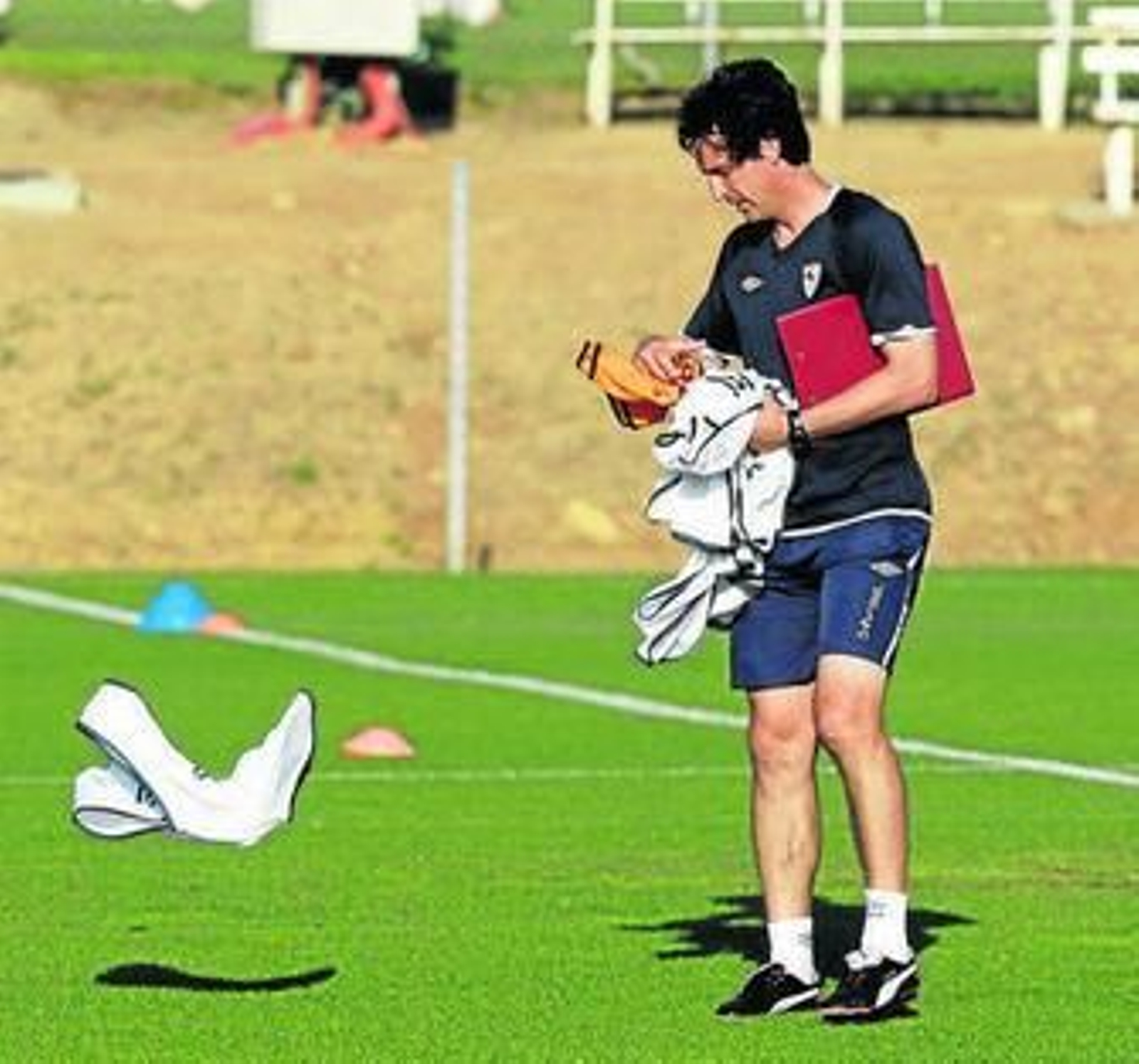 Emery se dispone a repartir petos en el entrenamiento del Sevilla.