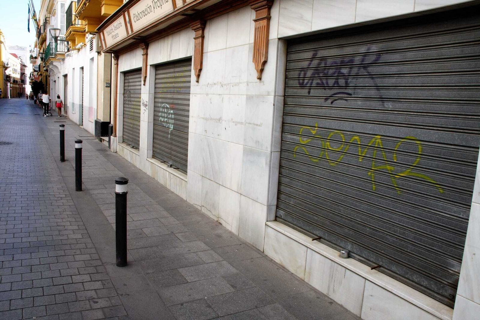 Uno de los negocios cerrados, en la esquina de las calles Nevería y Luna.